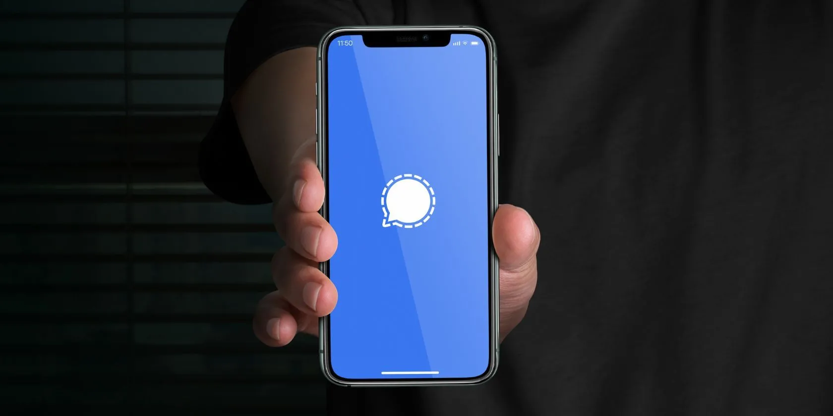 Biểu tượng ứng dụng Signal trên màn hình điện thoại thông minh, tượng trưng cho tính năng nhắn tin bảo mật