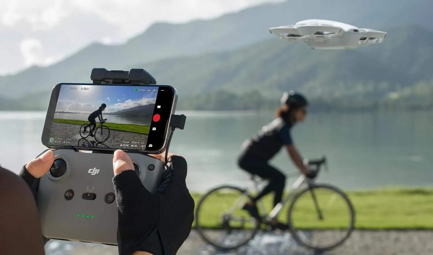 Bộ điều khiển từ xa DJI RC-N3 cho dòng DJI Mini, có thể kết nối điện thoại để điều khiển drone.