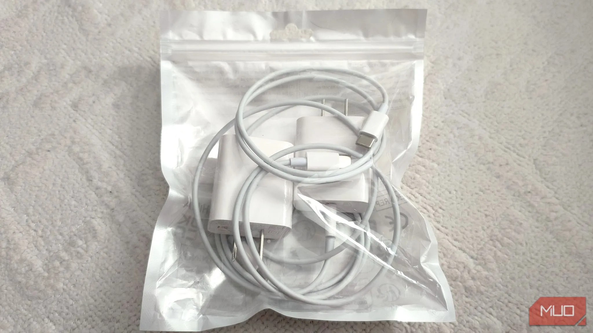 Bộ đôi hub chuyển đổi USB-C và cáp sạc USB-C của Shein trong bao bì màu trắng