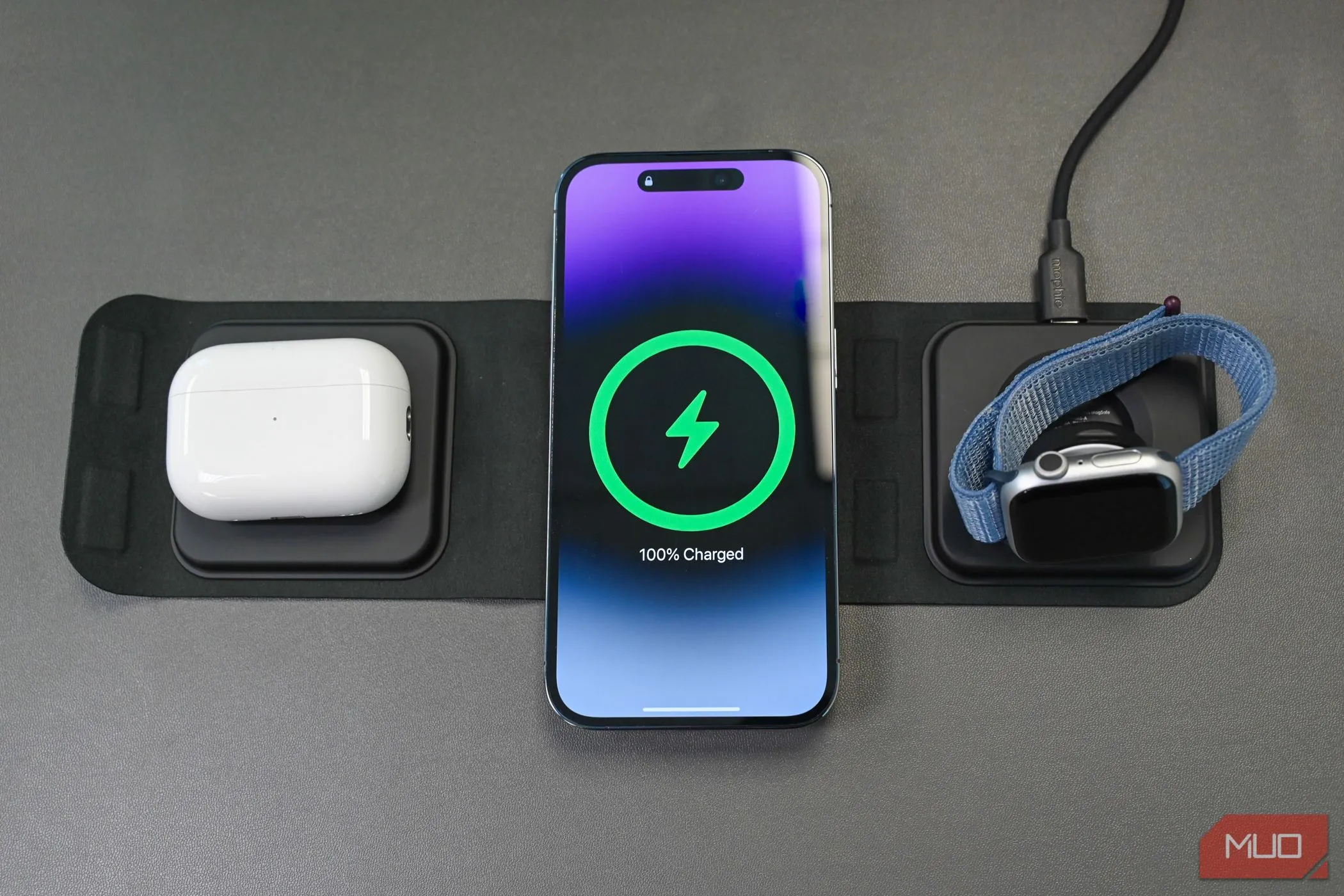 Bộ sạc du lịch Mophie 3 trong 1 đa năng, đại diện cho công nghệ sạc hiện đại cho phép sạc nhiều thiết bị an toàn qua đêm