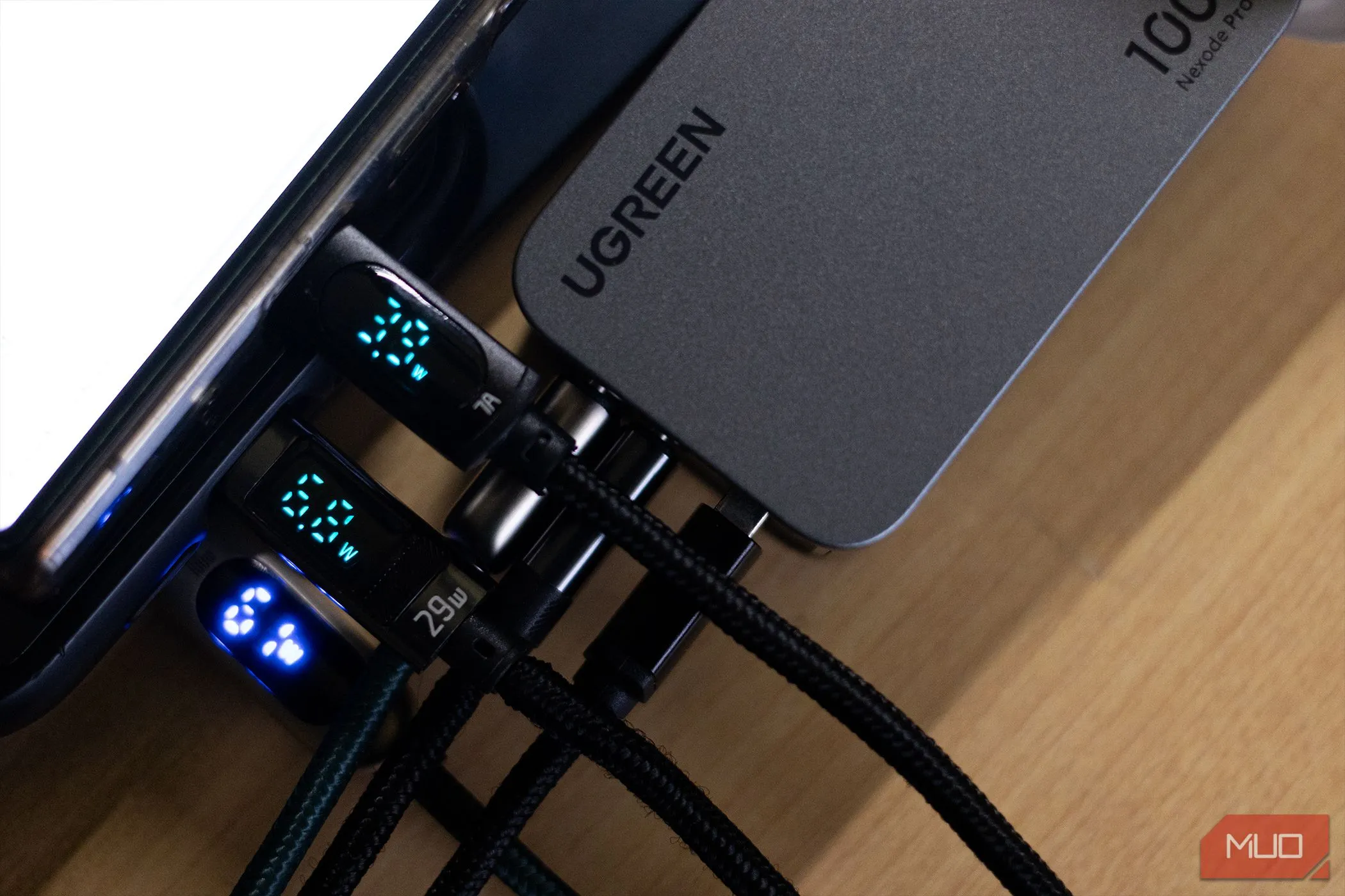 Bộ sạc nhanh Ugreen Nexode Pro 100W USB-C thể hiện công suất sạc, minh họa công nghệ sạc nhanh tiện lợi cho smartphone.