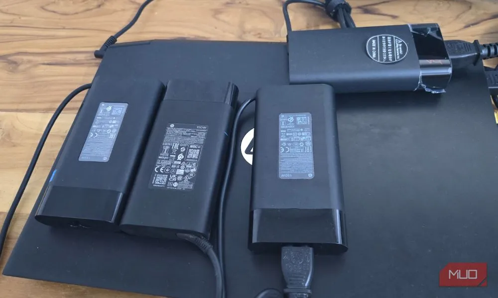 Bốn bộ sạc HP 150W đặt cạnh laptop HP, minh họa cho vấn đề hỏng sạc và chi phí sửa chữa cổng sạc laptop.