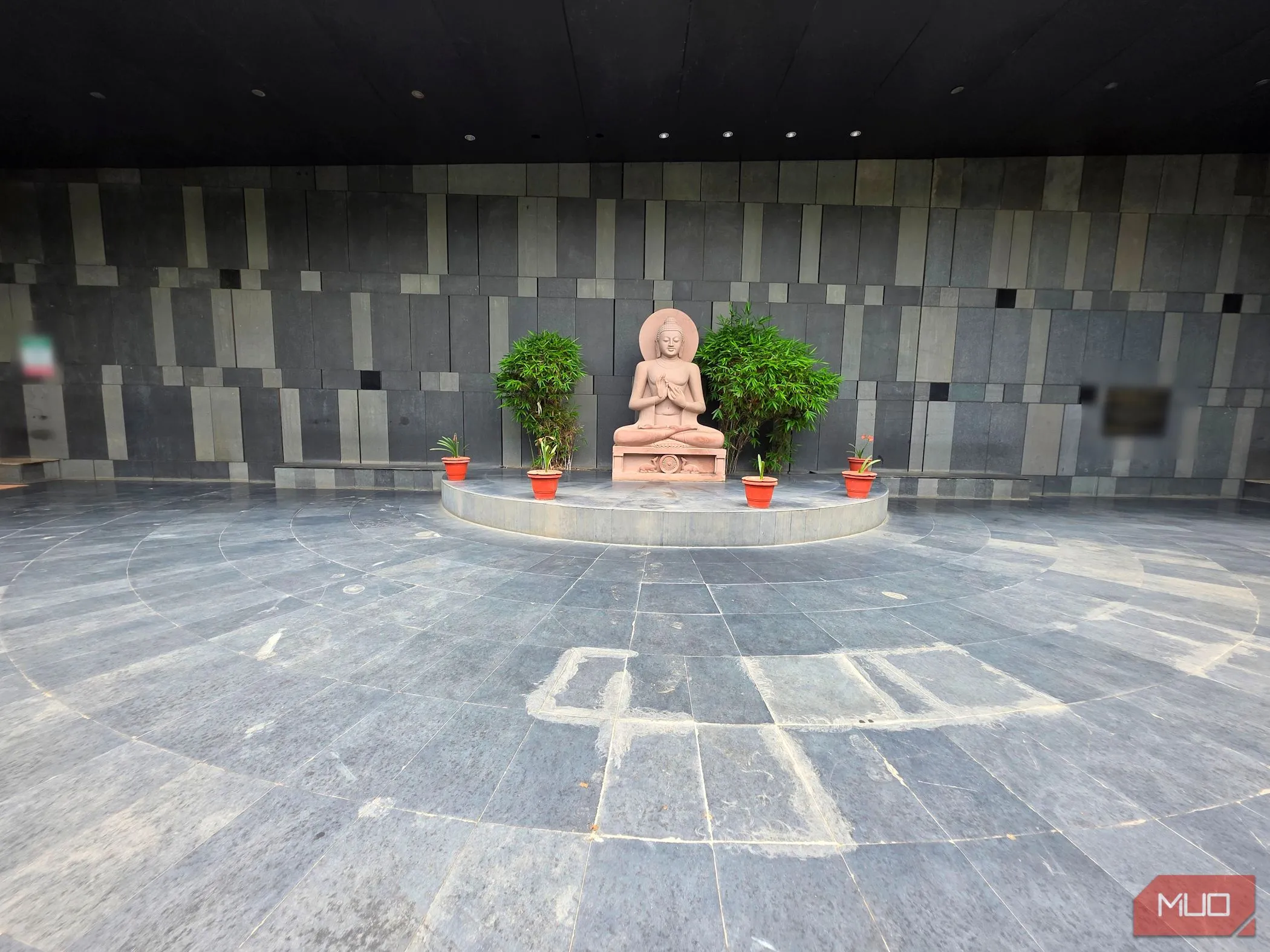 Bức tượng Phật được chụp bằng ống kính góc rộng, thể hiện toàn bộ không gian xung quanh
