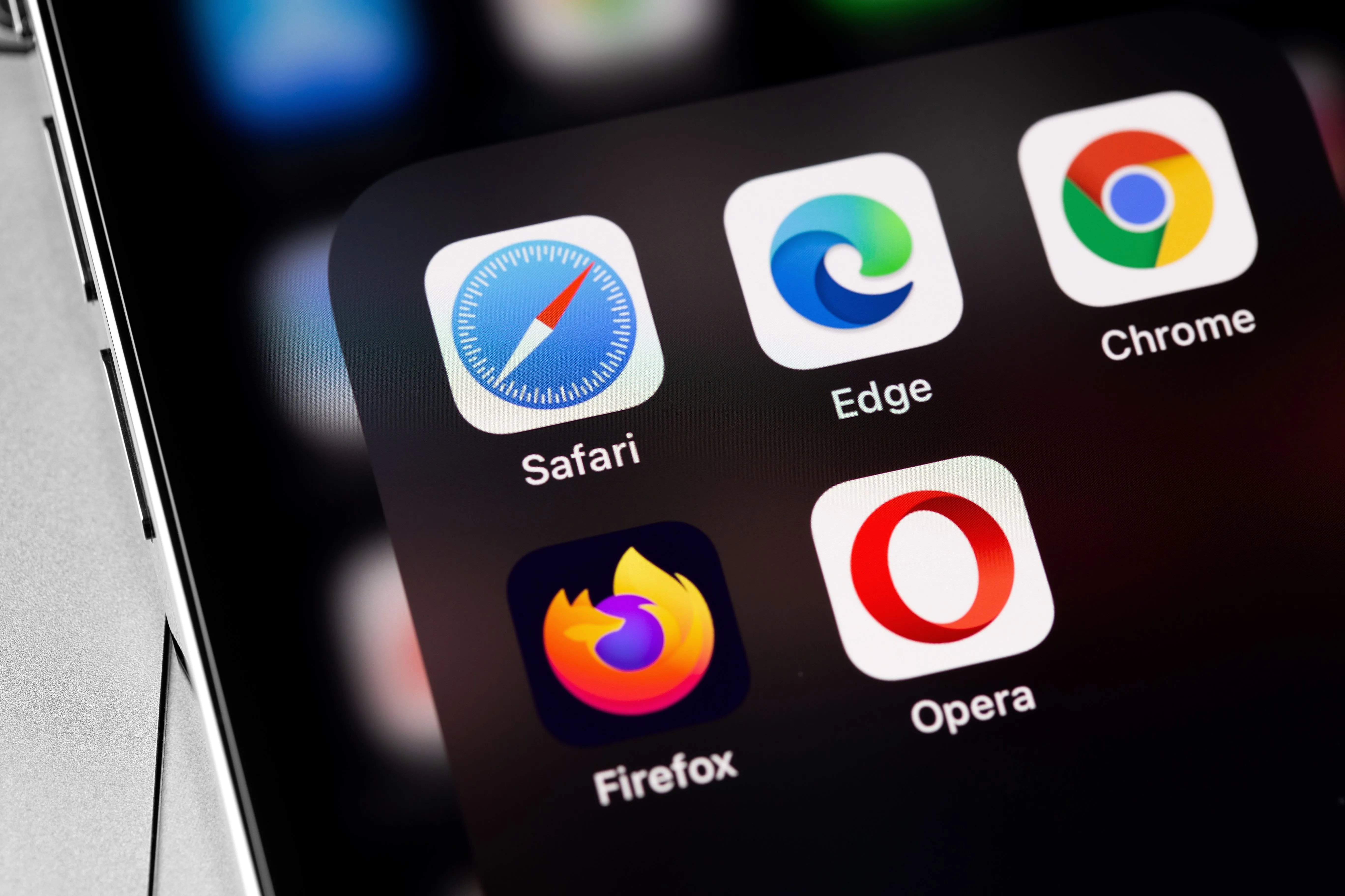 Các biểu tượng trình duyệt web như Safari, Chrome, Edge và Firefox trên màn hình iPhone.