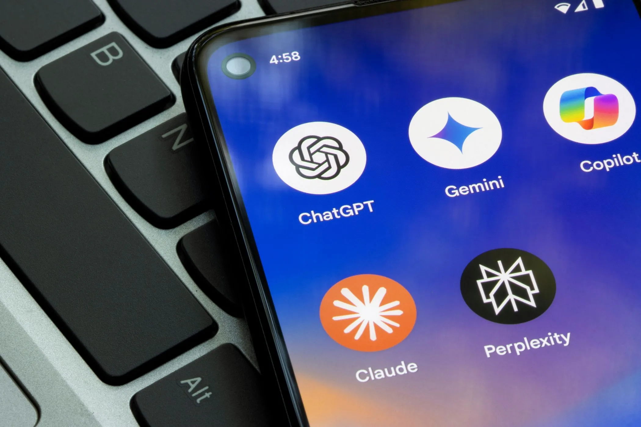 Các biểu tượng ứng dụng chatbot AI trên màn hình điện thoại thông minh