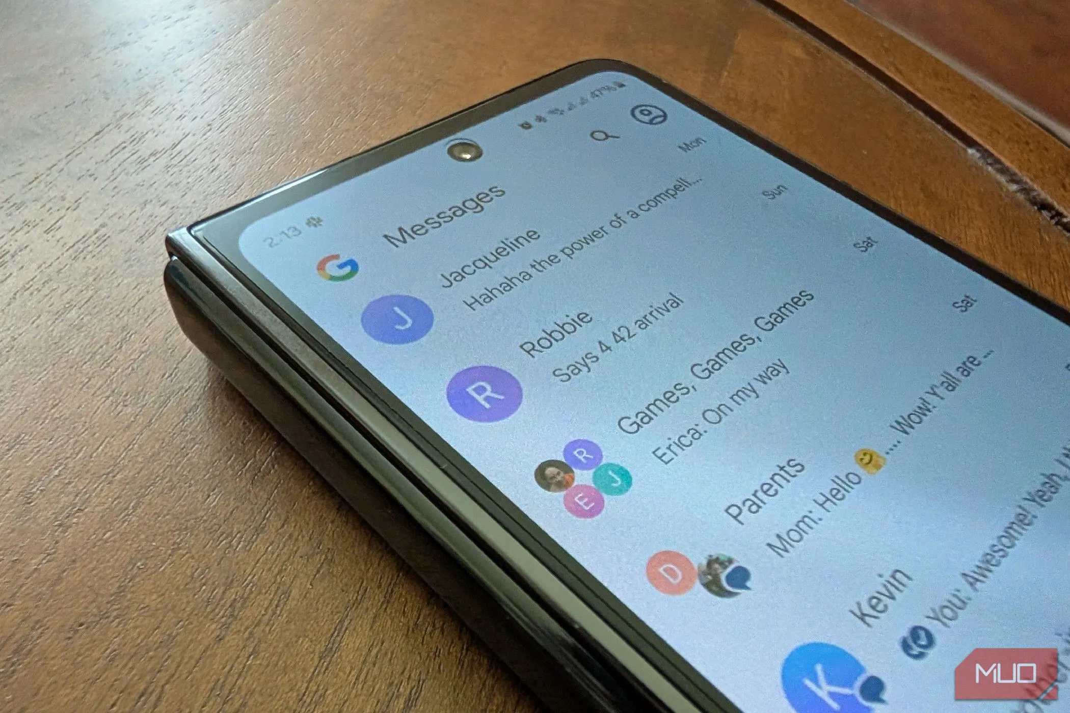 Các cuộc trò chuyện trong Google Messages trên Galaxy Z Fold 5, minh họa tin nhắn được mã hóa.