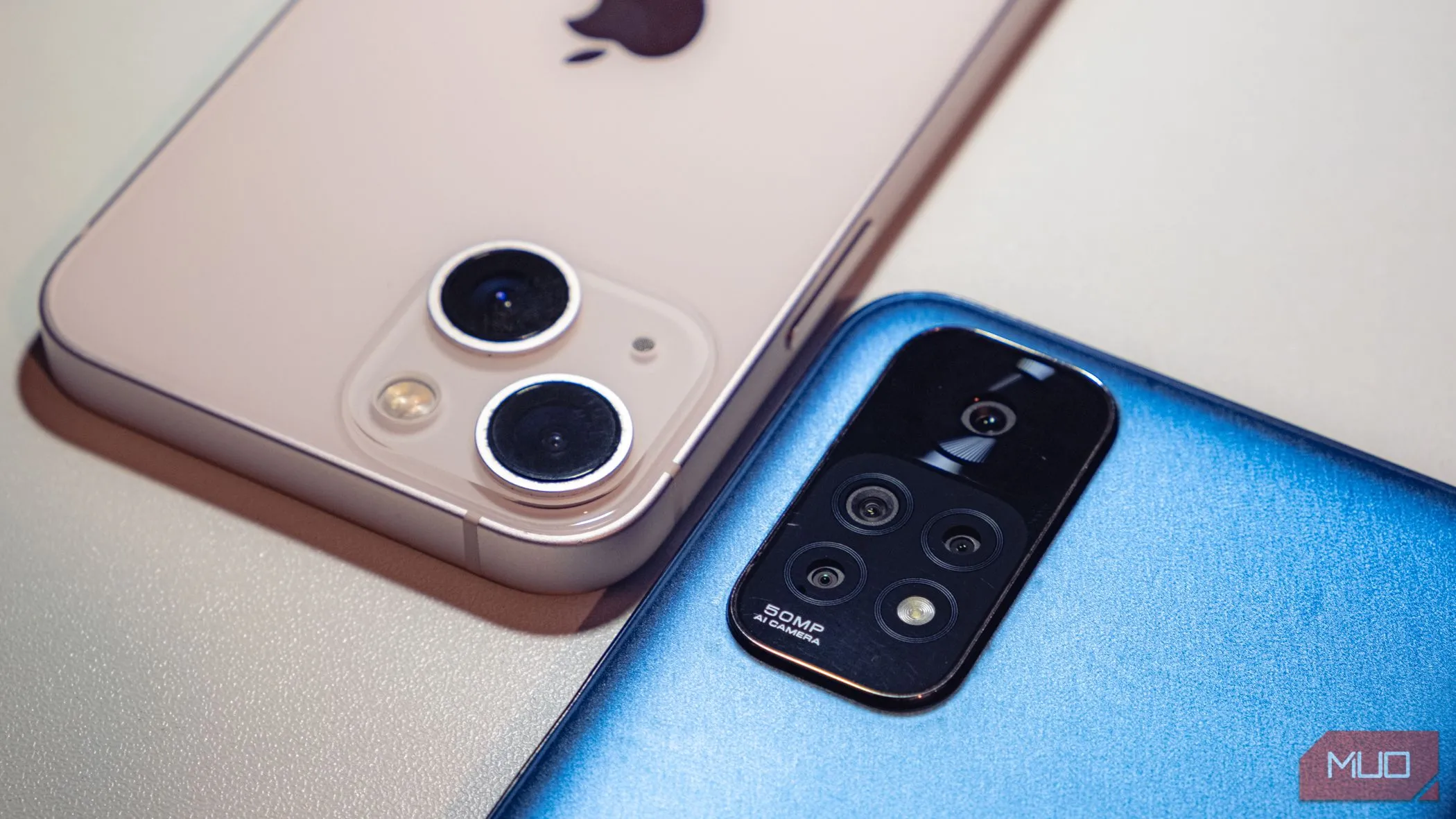 Các ống kính camera điện thoại được sắp xếp cạnh nhau, cho thấy sự đa dạng trong thiết kế camera.