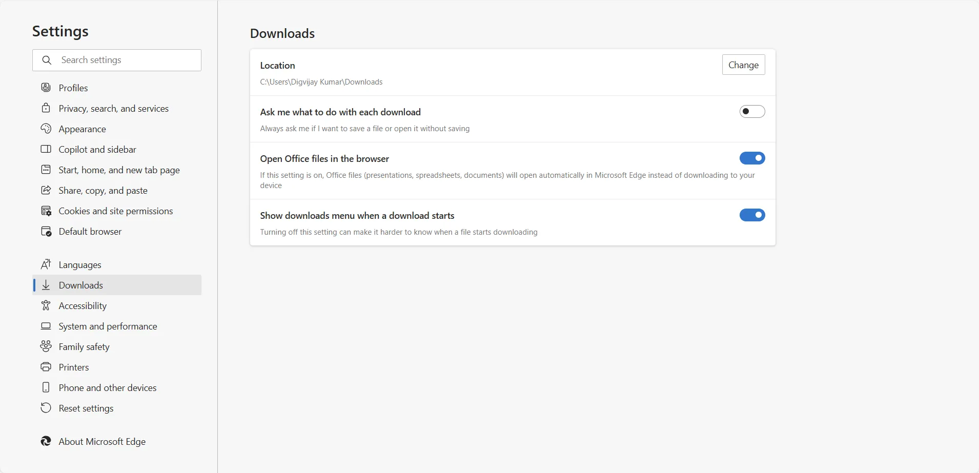Cài đặt tải xuống trong trình duyệt Microsoft Edge, hướng dẫn chọn thư mục Downloads mới.