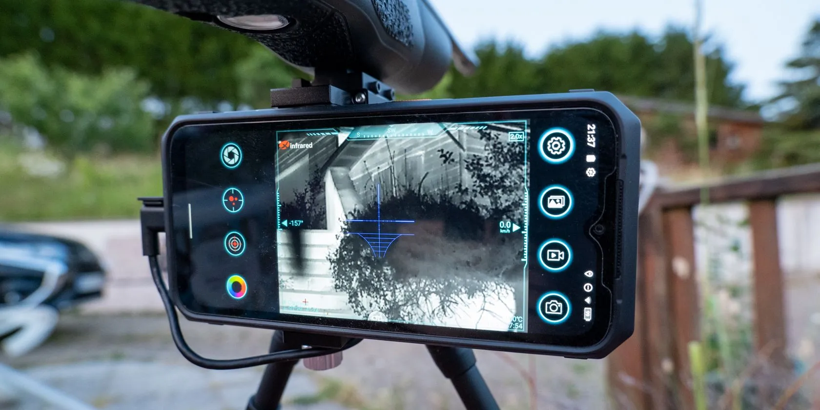 Camera nhiệt hồng ngoại Xinfrared X2 gắn vào điện thoại thông minh đang đặt trên tripod.