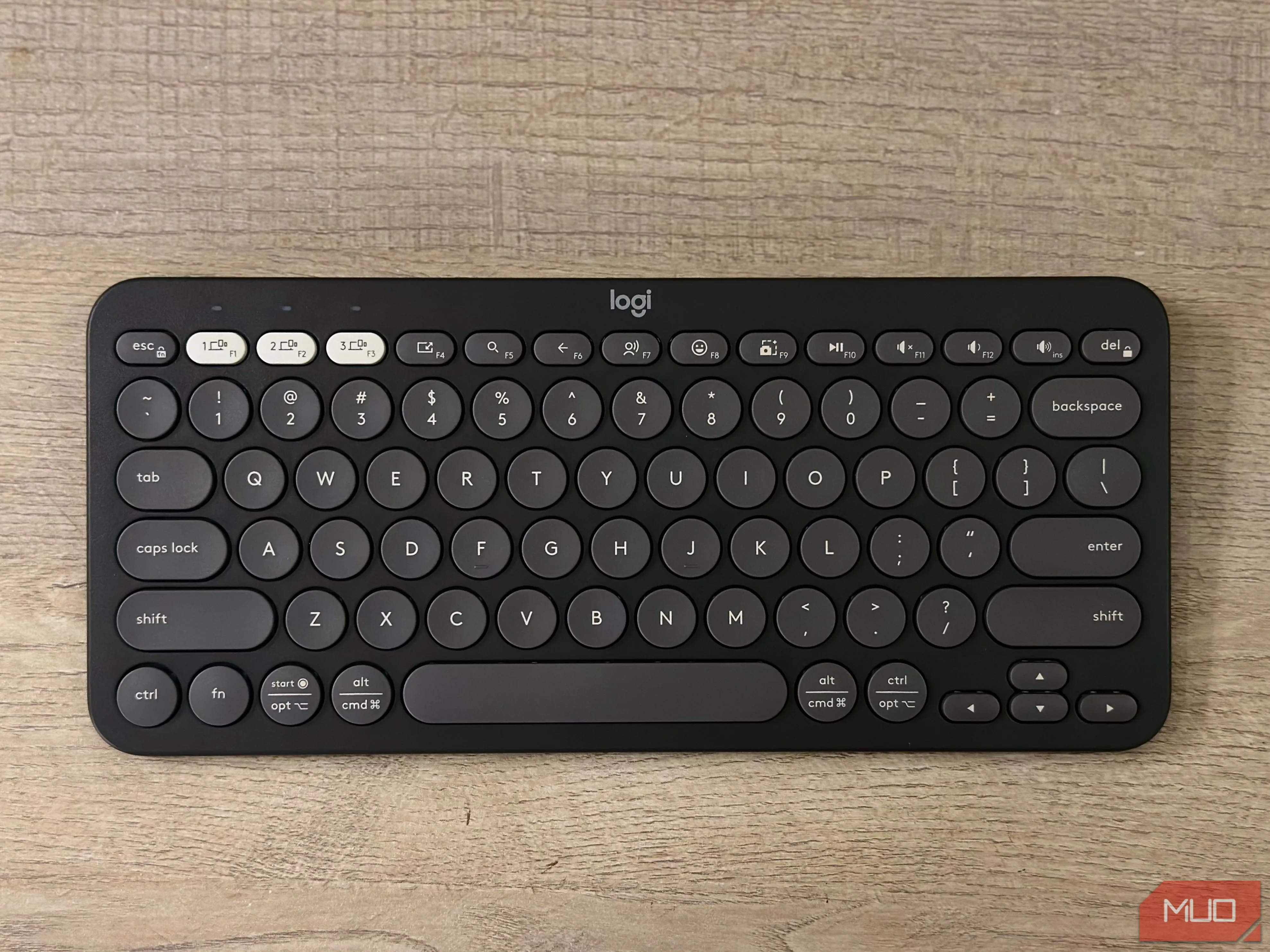 Cận cảnh bàn phím không dây Logitech Pebble Keys 2 K380s nhỏ gọn, được sử dụng cùng iPad để gõ văn bản