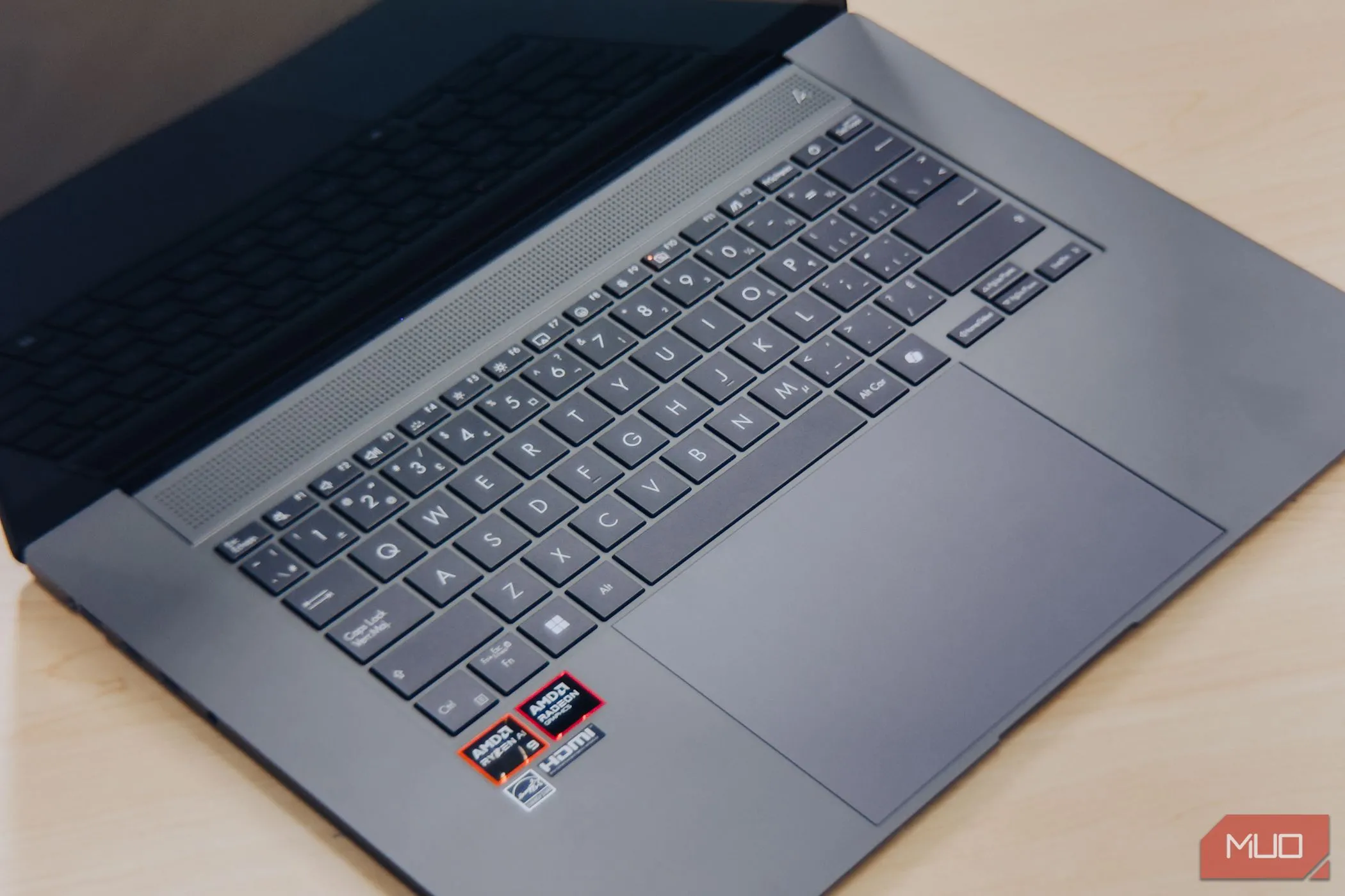 Cận cảnh bàn phím và khu vực kê tay của ASUS Zenbook S 16 OLED