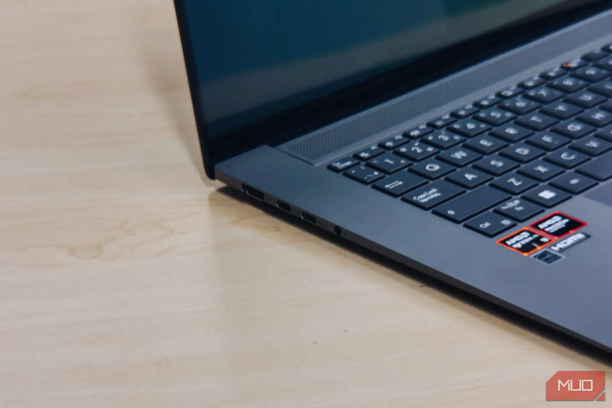 Cận cảnh các cổng kết nối đa dạng trên thân máy ASUS Zenbook S 16 OLED