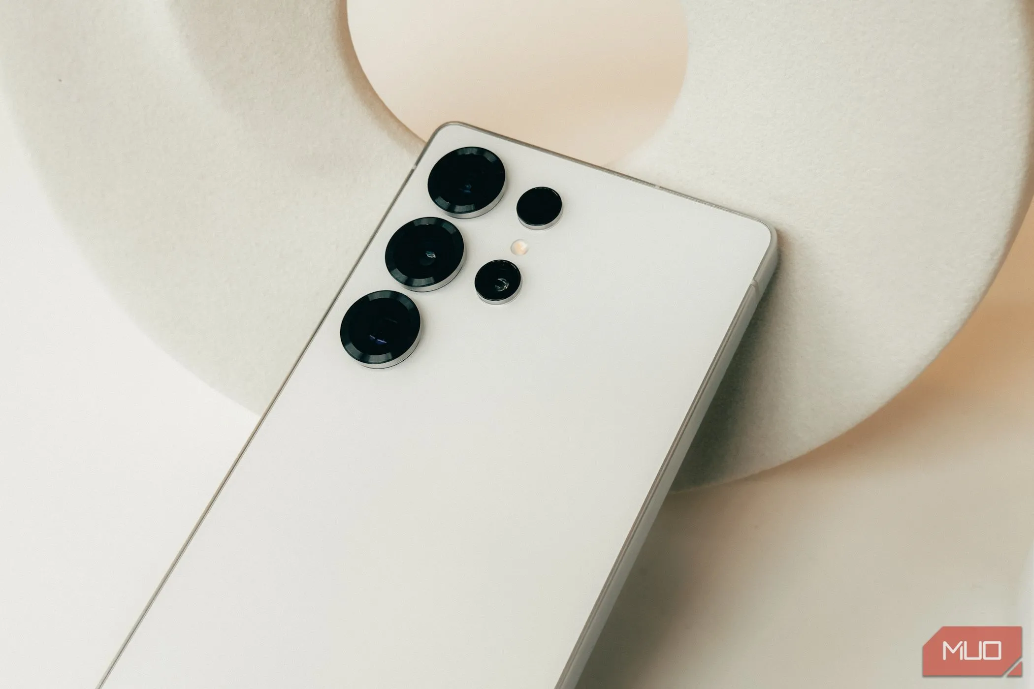 Cận cảnh camera Samsung Galaxy S25 màu trắng