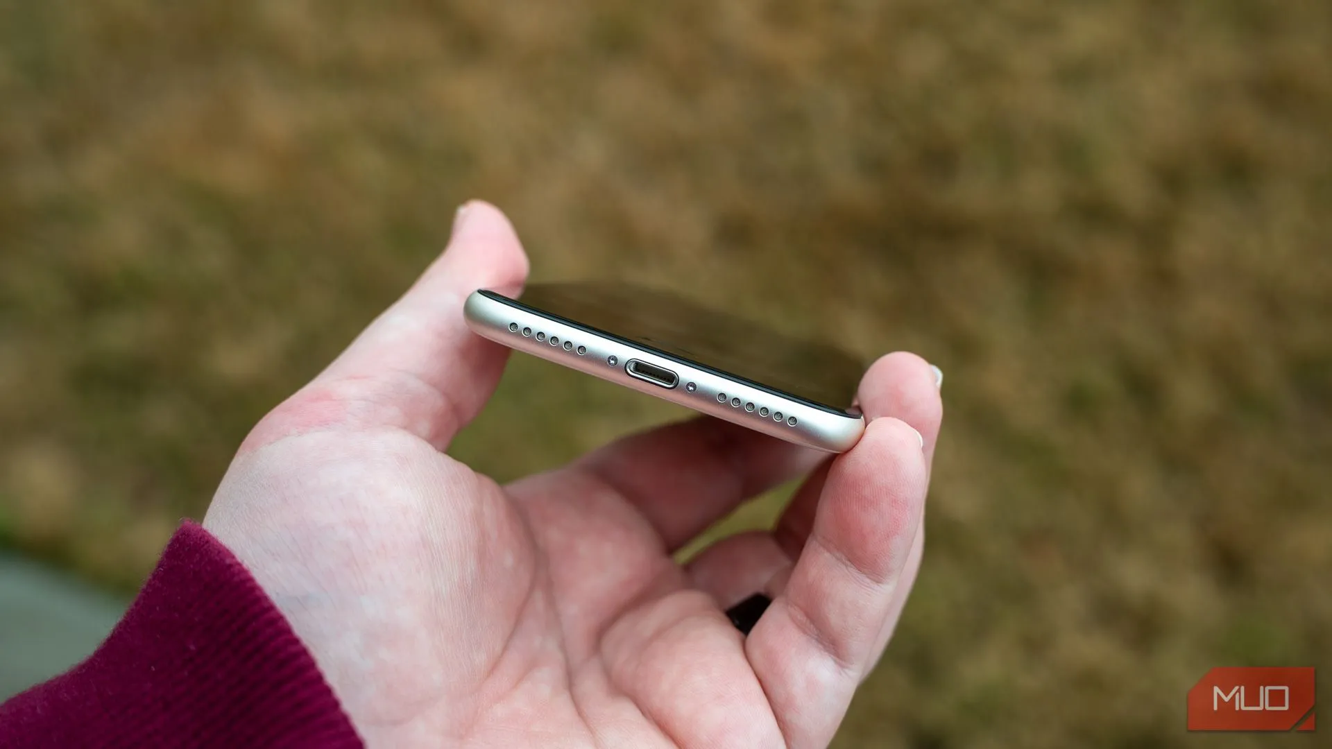 Cận cảnh cổng sạc Lightning trên iPhone SE 2022 màu đen, biểu tượng của kết nối cũ cần nâng cấp USB-C