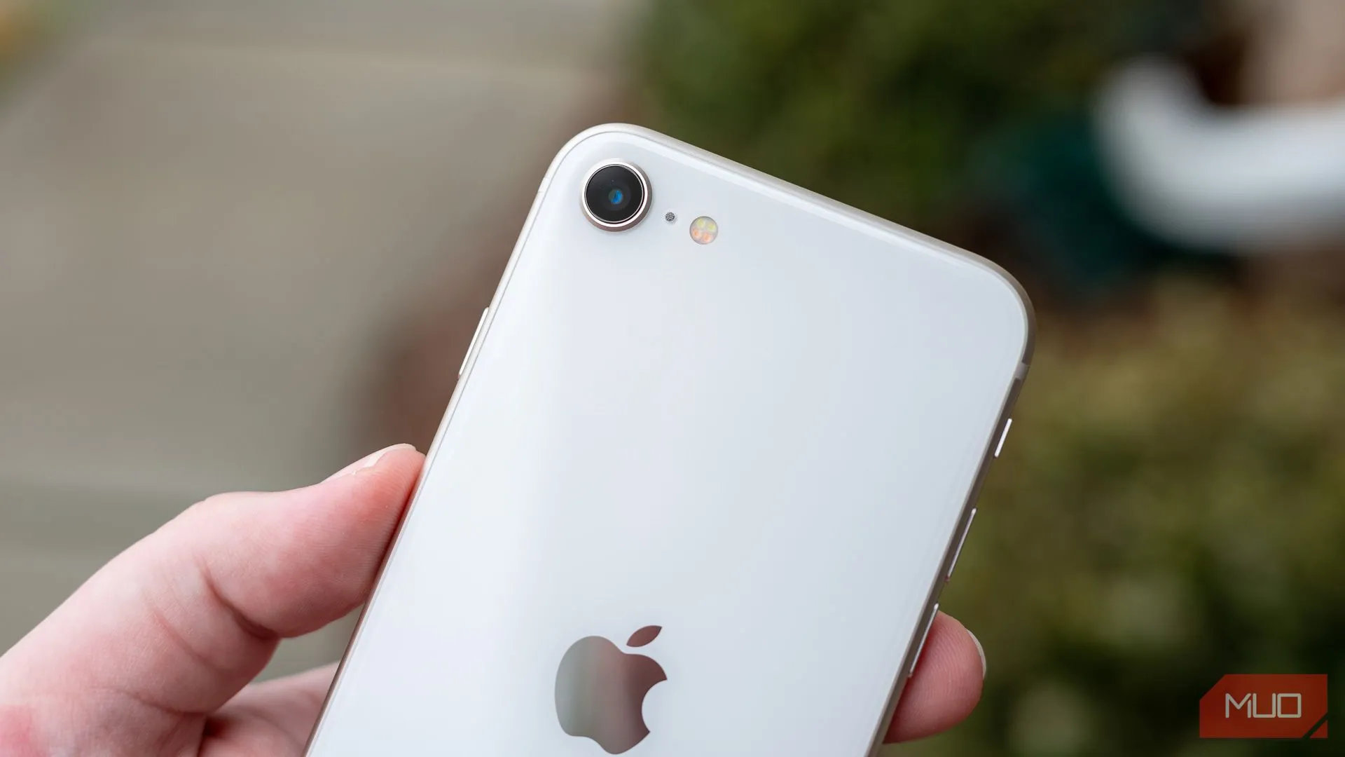 Cận cảnh cụm camera đơn phía sau của iPhone SE 2022 màu đen, nhấn mạnh thiết kế camera truyền thống