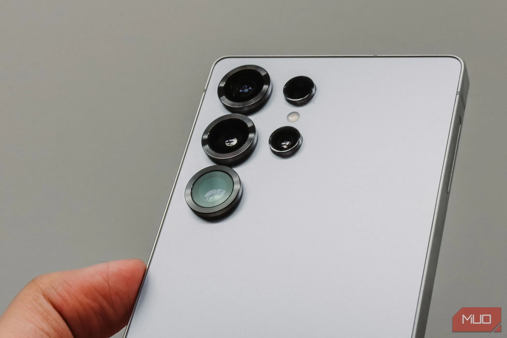 Cận cảnh cụm camera sau của Samsung Galaxy S25 Ultra với các vòng kim loại nổi bật