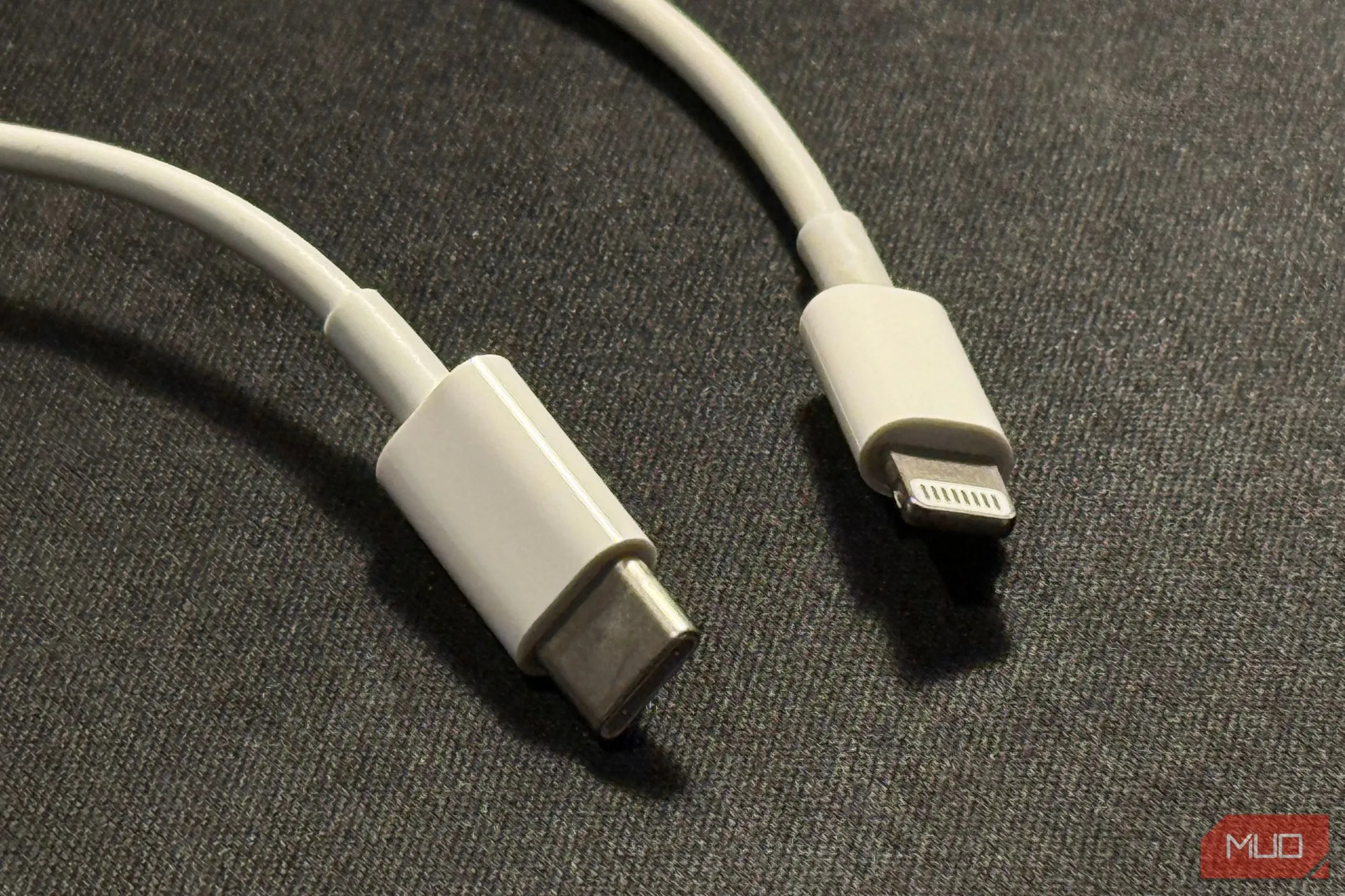 Cận cảnh hai đầu cáp sạc Lightning sang USB-C, loại cáp phổ biến cho nhiều thế hệ iPhone trước đây.