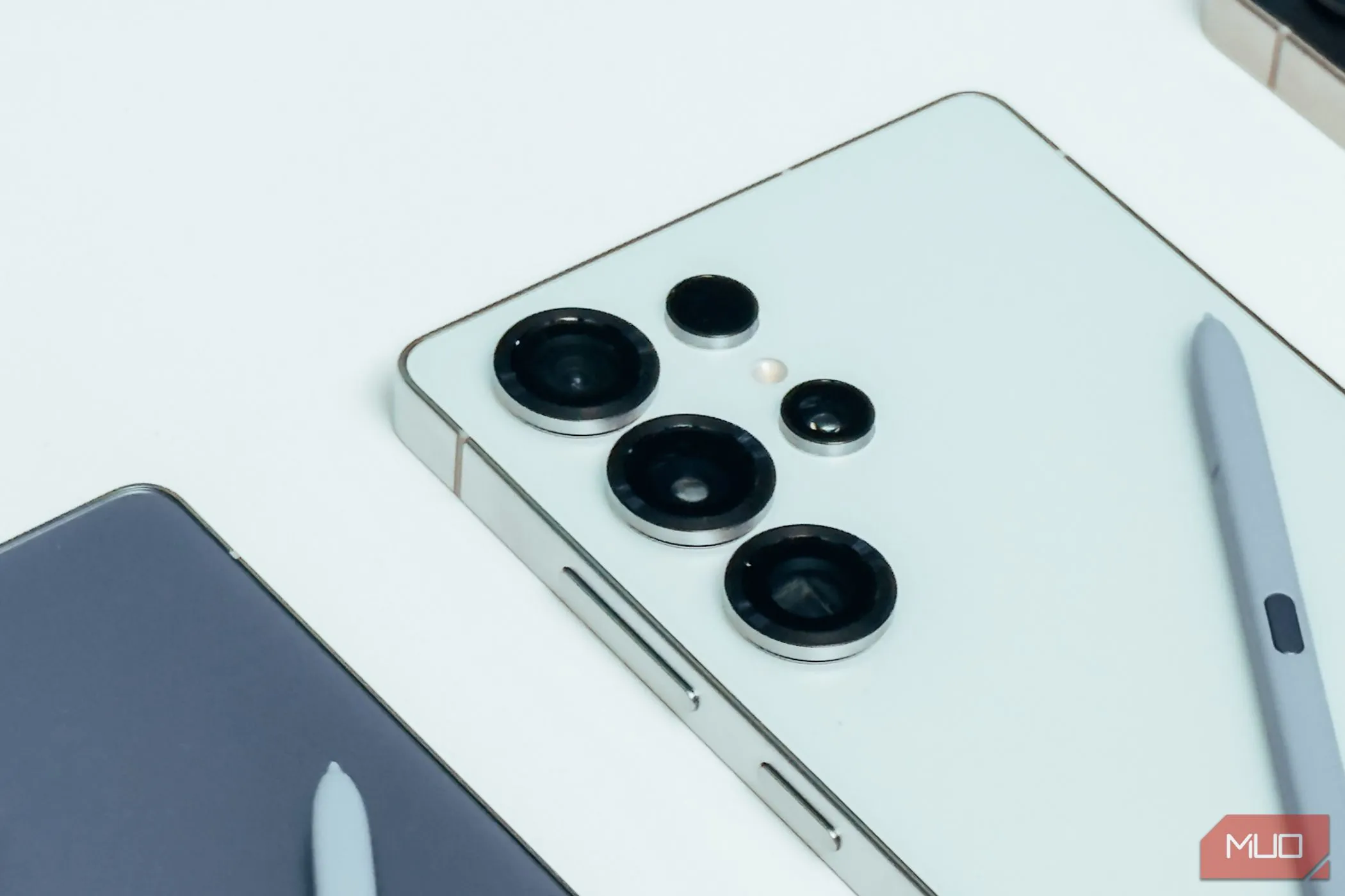 Cận cảnh hệ thống camera sau của Samsung Galaxy S25 Ultra màu trắng, cho thấy các ống kính