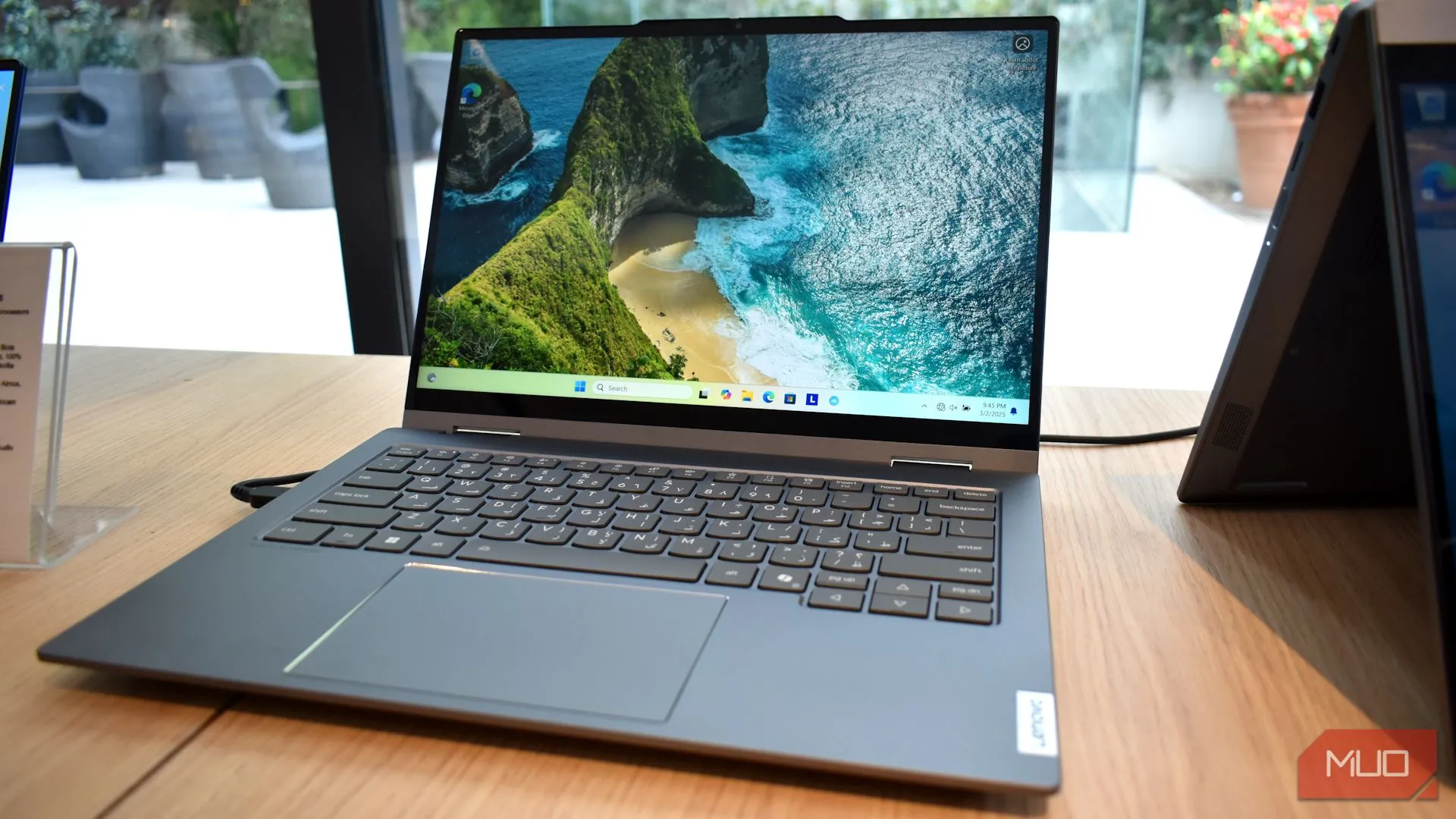 Cận cảnh laptop Lenovo Yoga Solar PC nhìn từ phía trước tại MWC 2025, cho thấy thiết kế siêu mỏng và thanh lịch