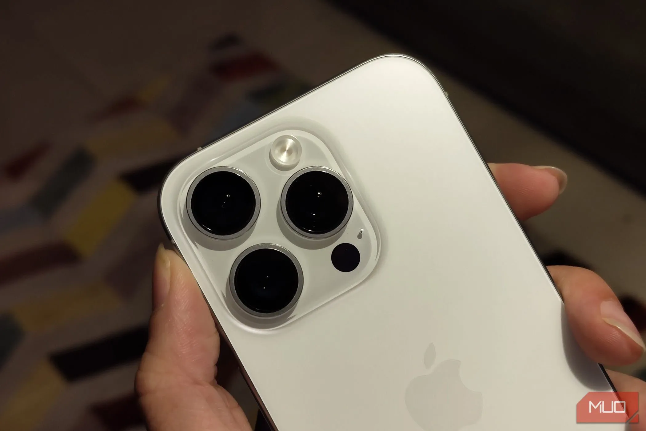 Cận cảnh mặt lưng iPhone, nhấn mạnh tầm quan trọng của việc lựa chọn ốp lưng phù hợp với thiết kế và mức độ bảo vệ cần thiết