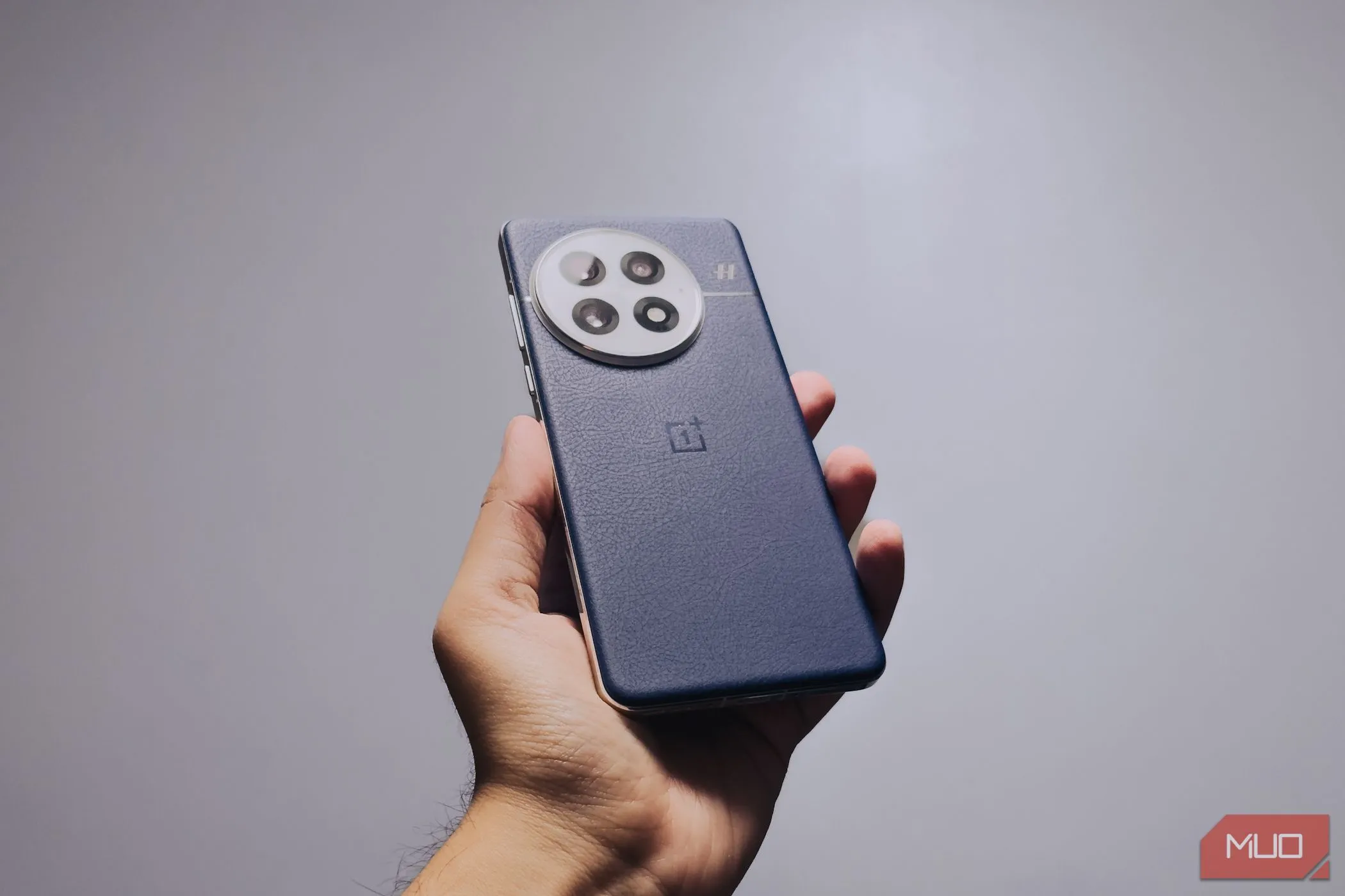 Cận cảnh OnePlus 13 nằm gọn trong lòng bàn tay, phô diễn thiết kế công thái học