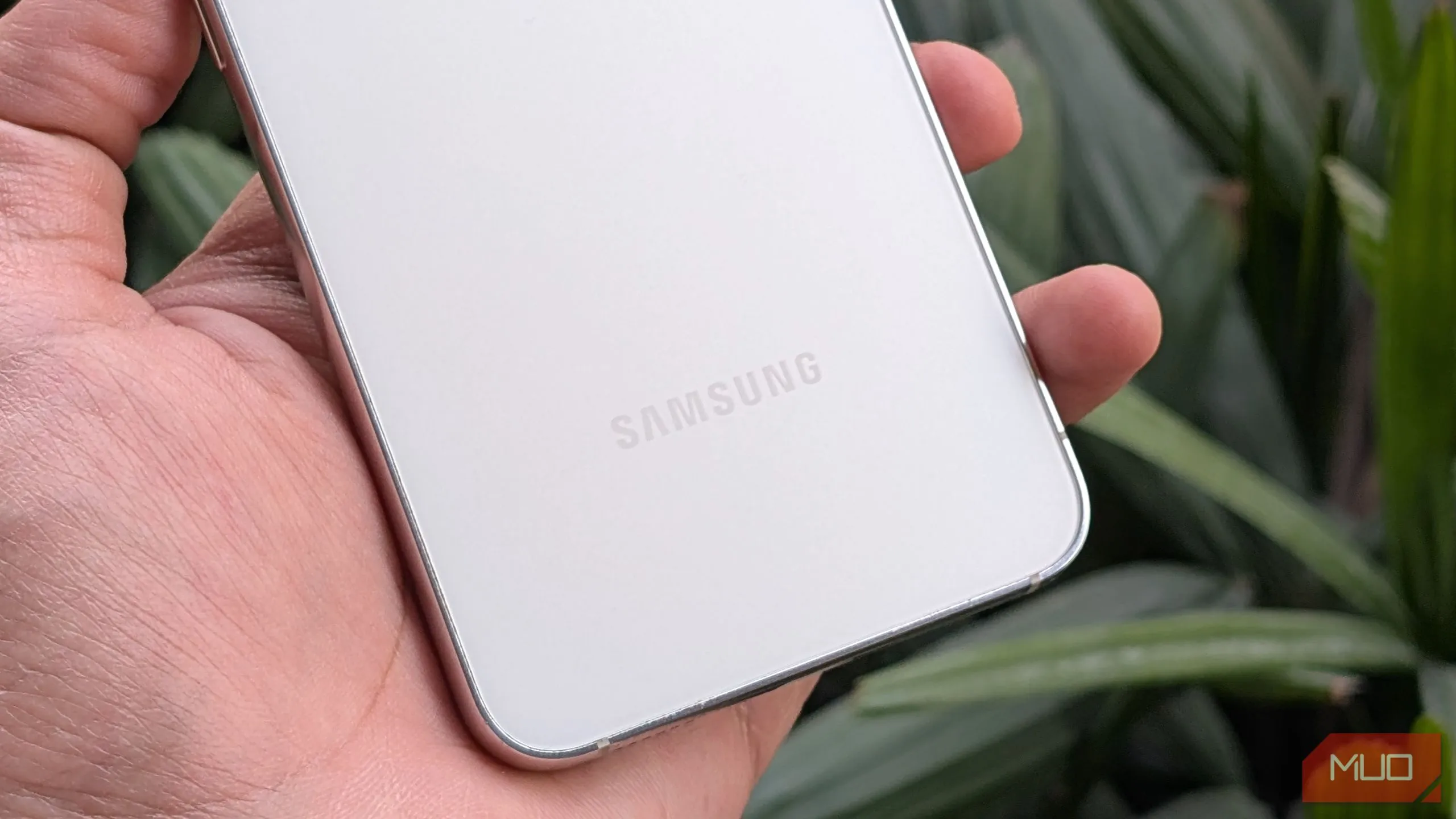 Cận cảnh Samsung Galaxy S23 trong tay người dùng, tượng trưng cho tuổi thọ thiết bị