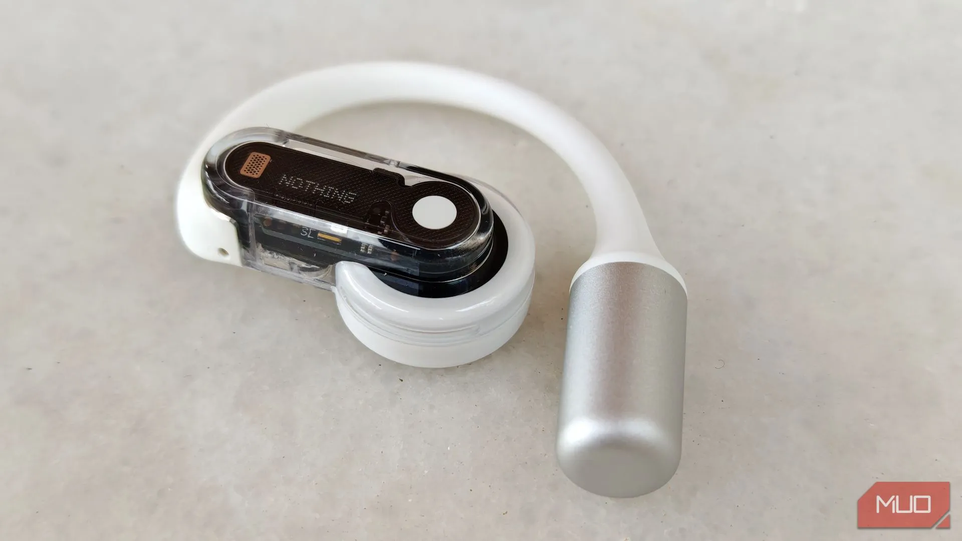 Cận cảnh tai nghe Nothing Ear (open) bên trái, tập trung vào thiết kế driver và phần móc tai.