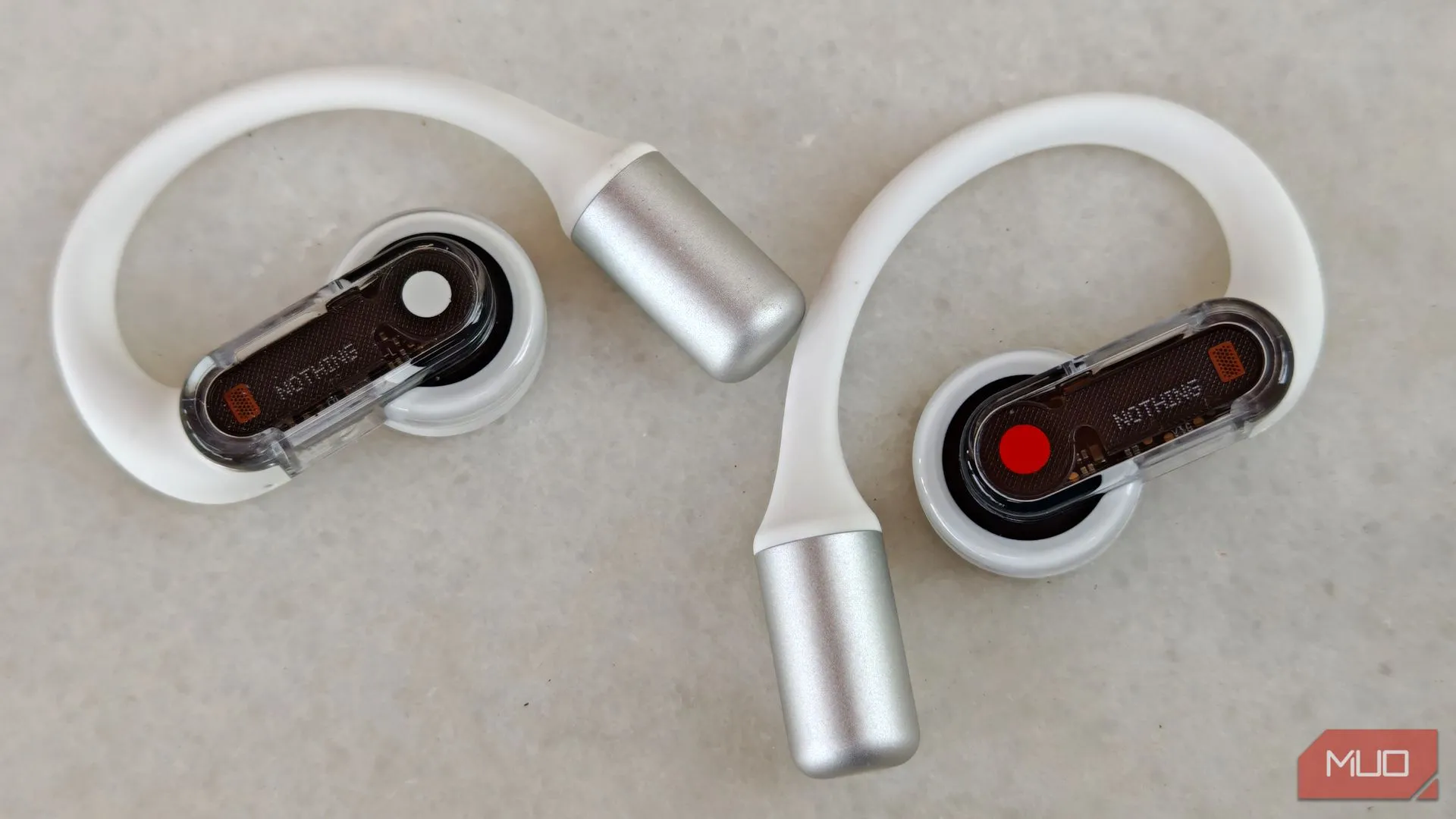 Cận cảnh tai nghe Nothing Ear (open) nhìn từ trên xuống, với các chi tiết về quai đeo và loa được làm nổi bật.