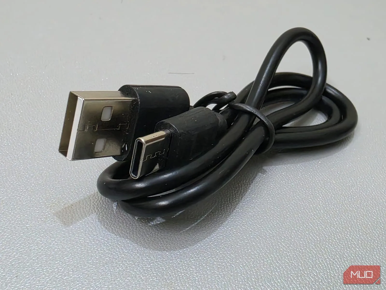 Cáp sạc kém chất lượng, vỏ nhựa bị bong tróc