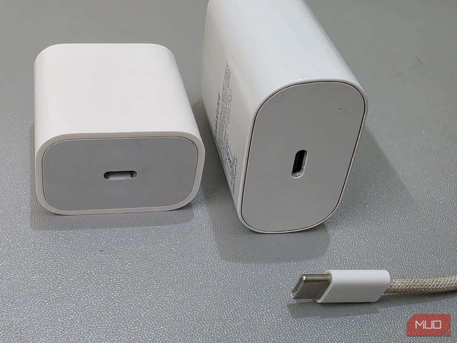 Cáp sạc USB-C và hai củ sạc đa năng