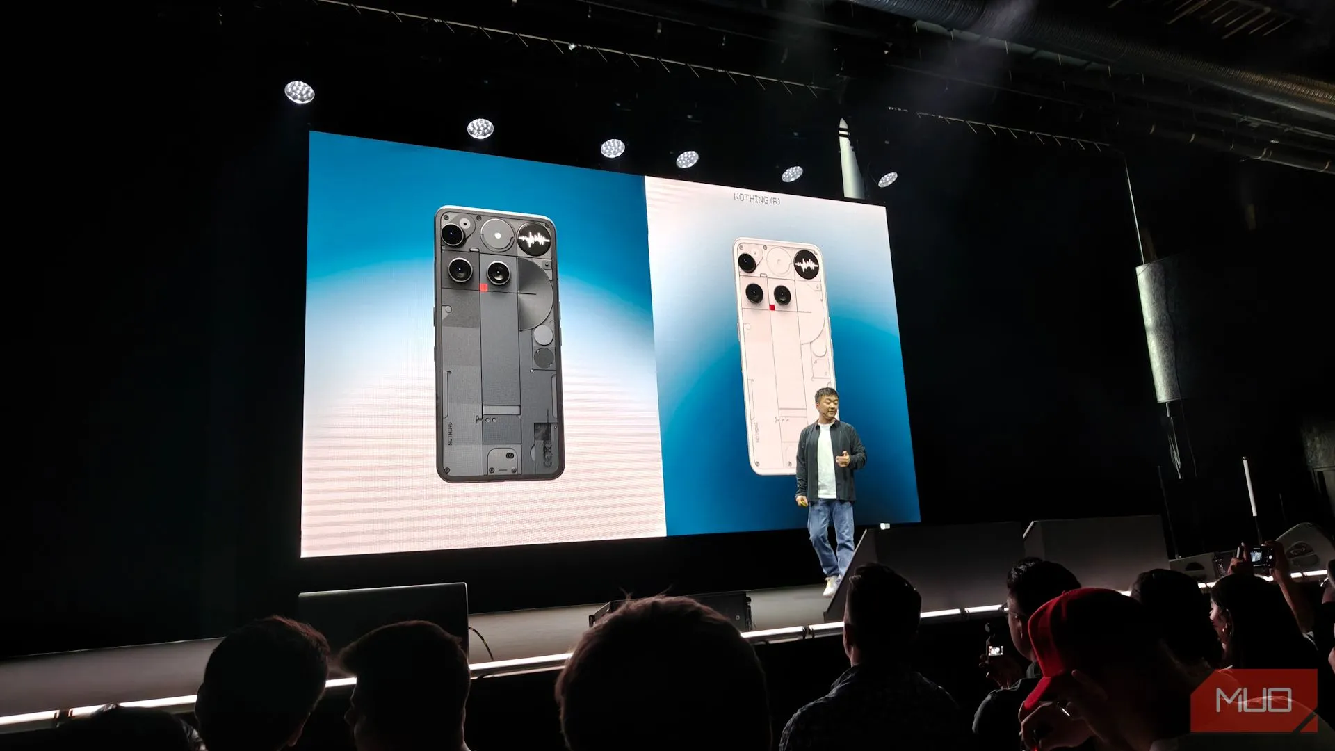 Carl Pei, CEO Nothing, giới thiệu Nothing Phone 3 trên sân khấu ra mắt.