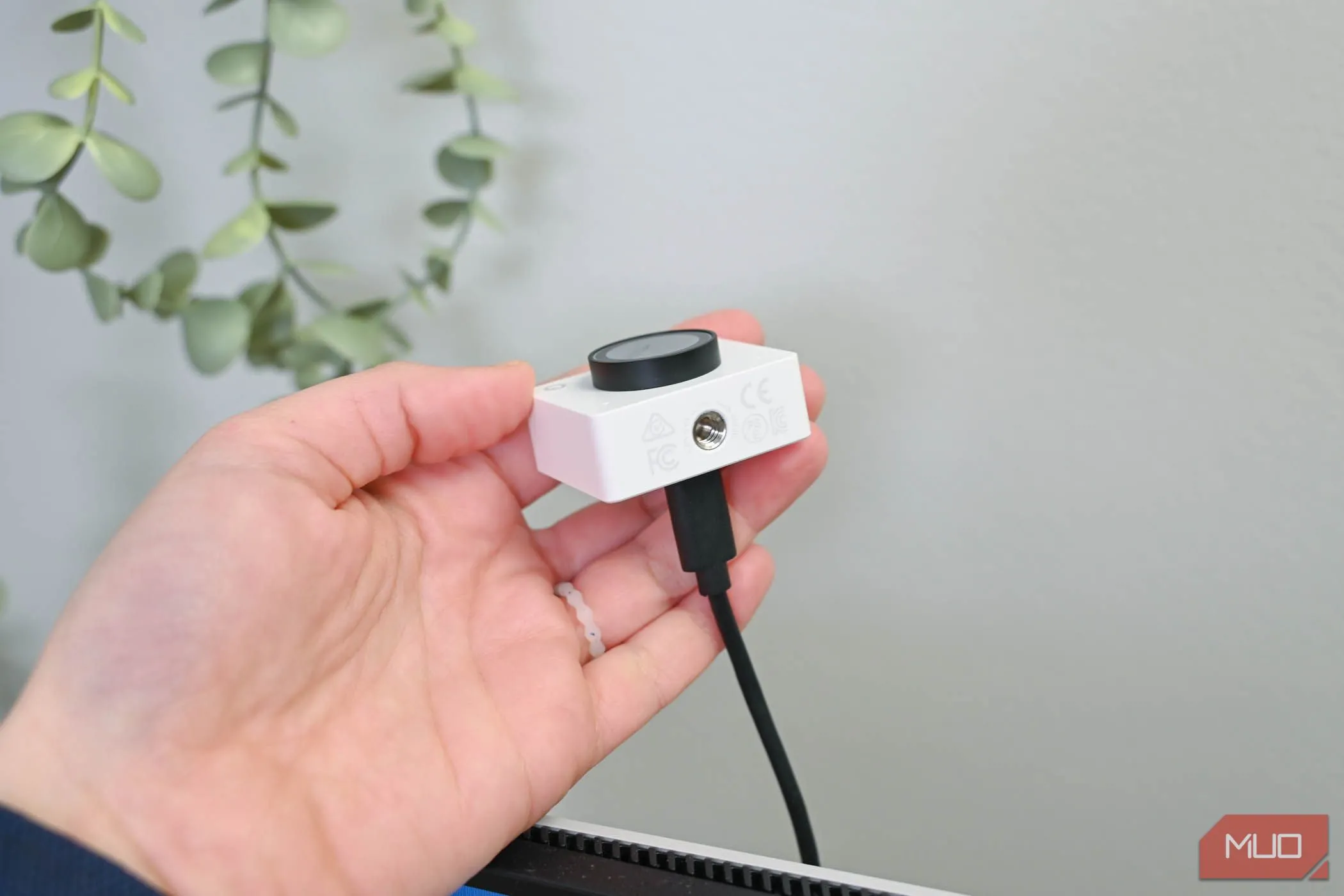 Chi tiết ren gắn 1/4 inch dưới đế webcam OBSBOT Meet 2 cho khả năng tương thích cao