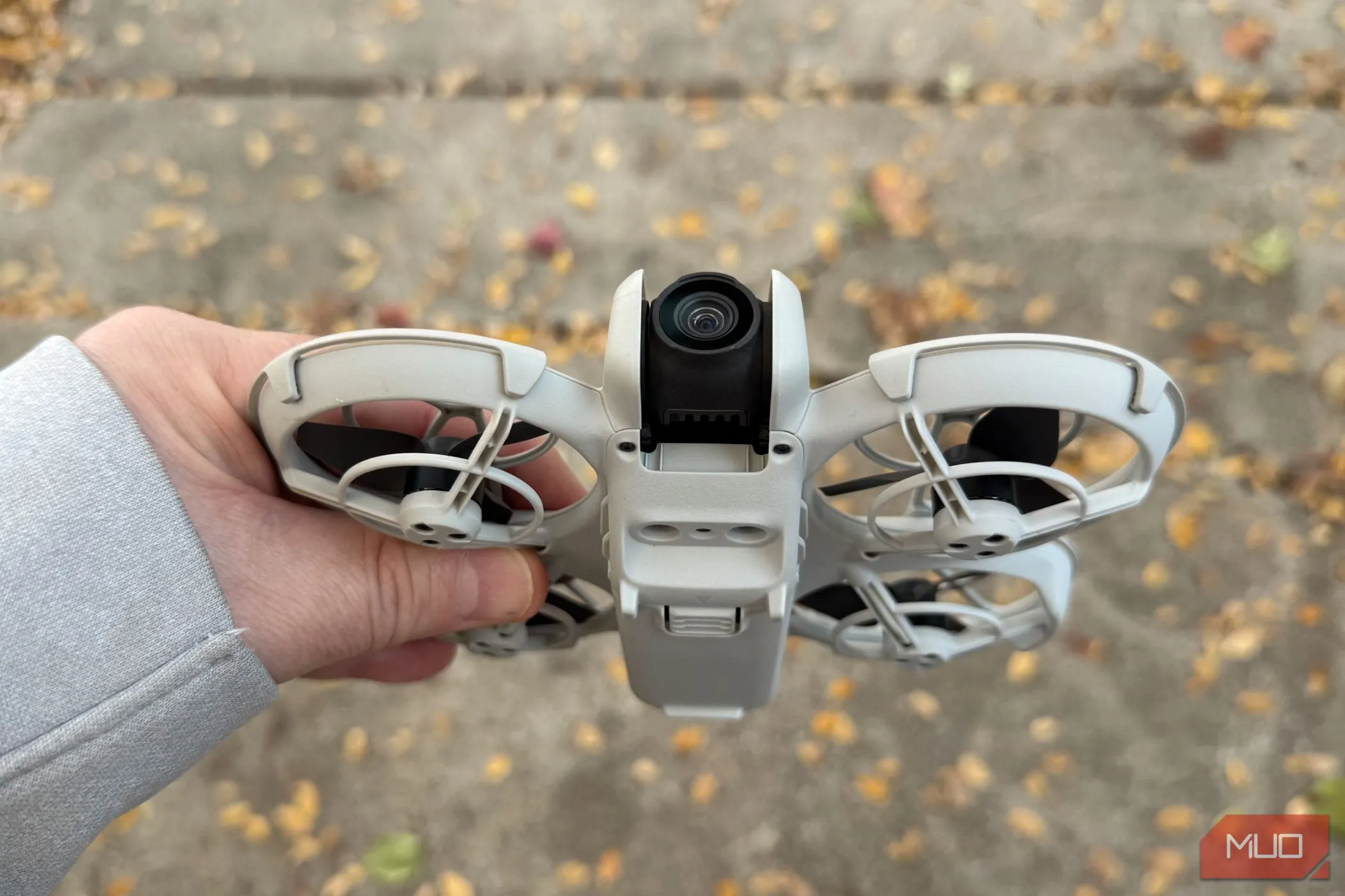 Chiếc drone DJI Neo đang được cầm gọn trong lòng bàn tay, minh họa kích thước siêu nhỏ và tiện lợi của sản phẩm