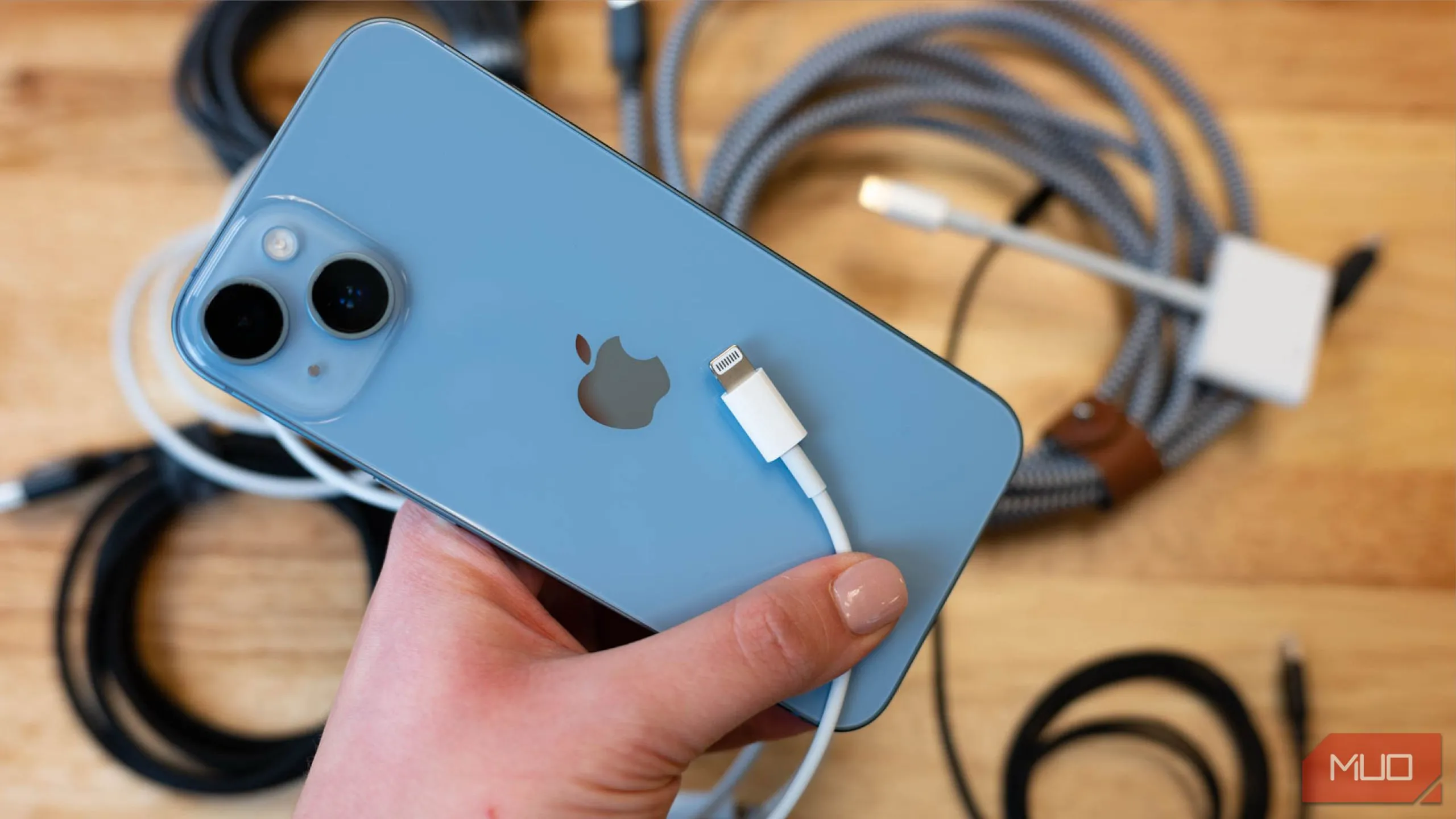 Chiếc iPhone 13 cùng cáp sạc, tượng trưng cho việc sạc pin nhanh chóng phù hợp với nhịp sống bận rộn hàng ngày.