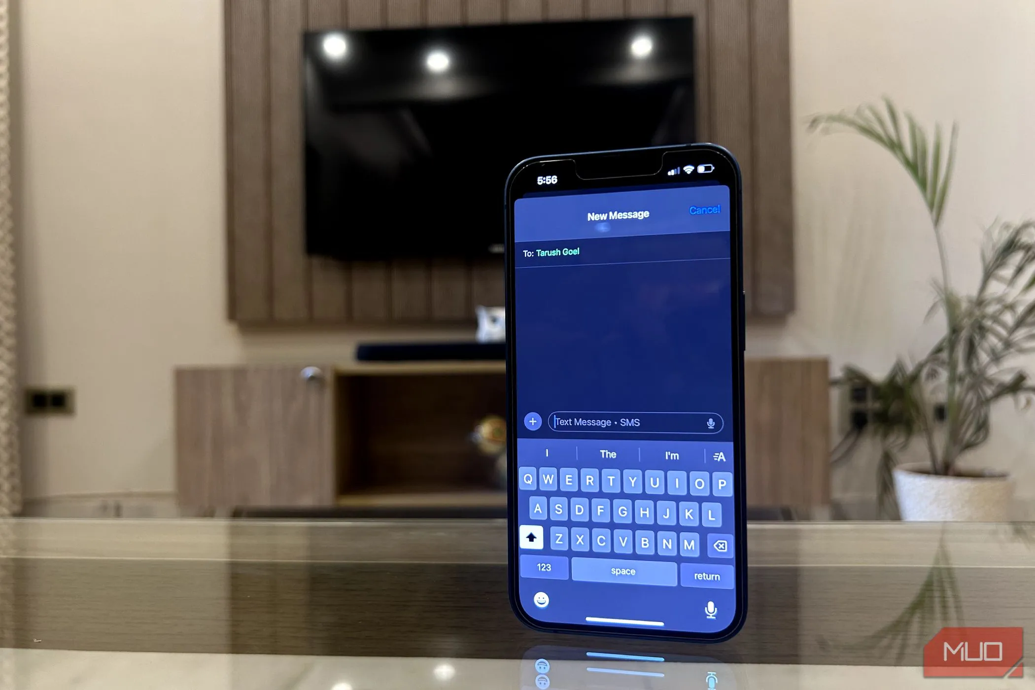 Chiếc iPhone với ứng dụng Tin nhắn mở, tượng trưng cho sự tiến hóa từ SMS truyền thống đến các chuẩn tin nhắn hiện đại như RCS.