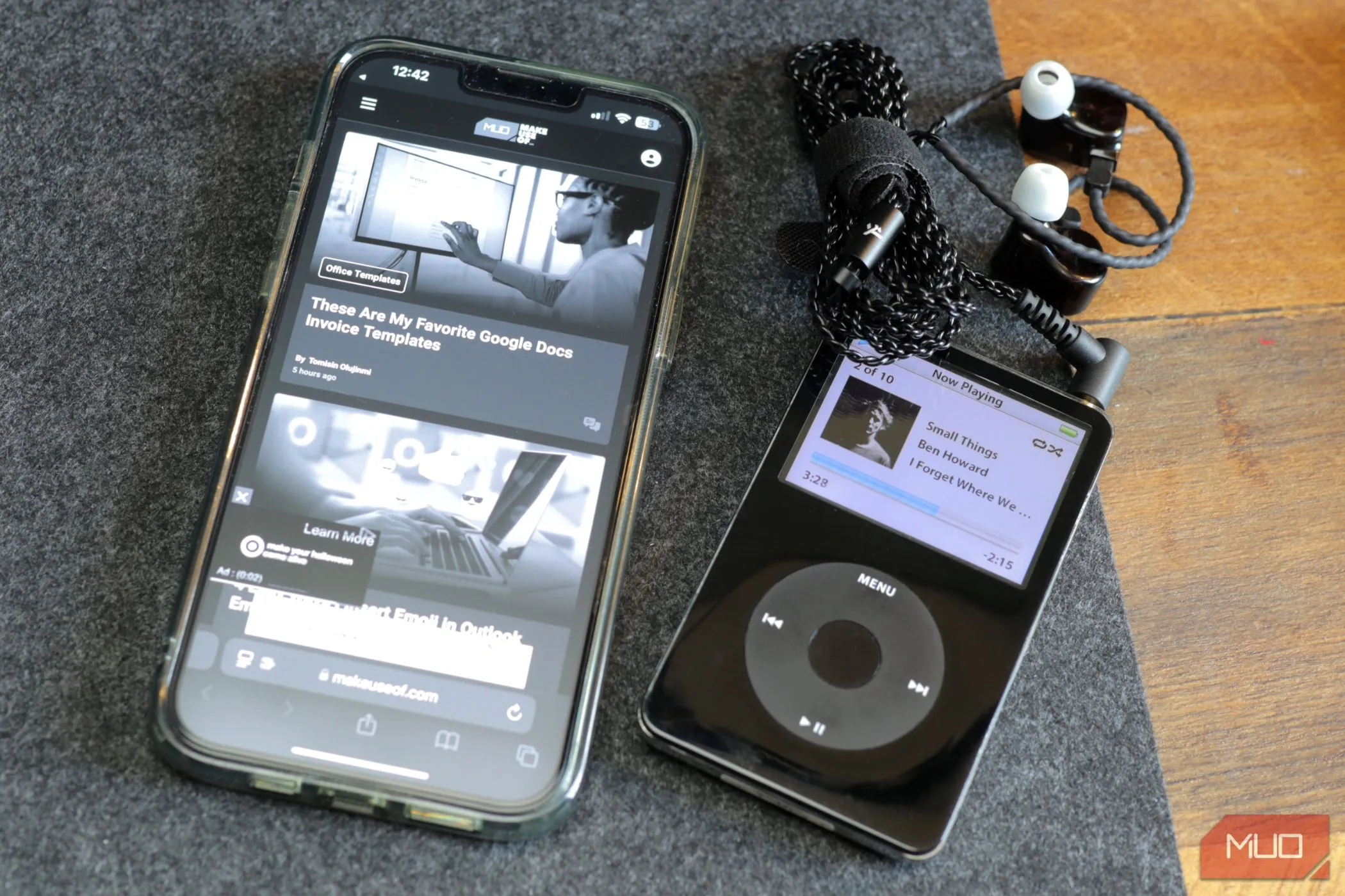 Chiếc iPod cổ điển và iPhone 13 trên bàn, thể hiện khả năng biến iPhone cũ thành iPod