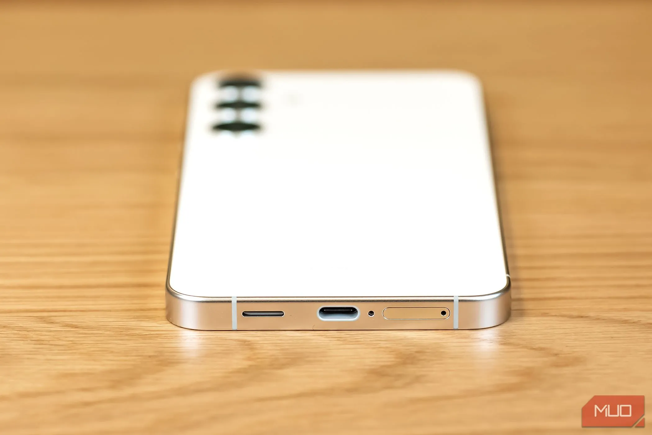 Cổng sạc và micro của điện thoại Samsung Galaxy S24 Plus, minh họa vị trí micro cần vệ sinh.