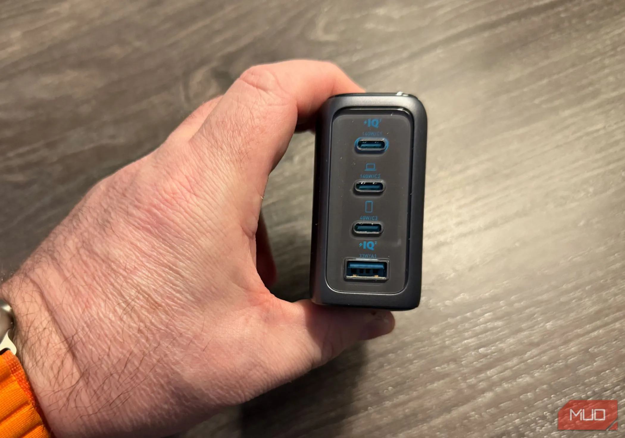 Củ sạc Anker 140W với ba cổng sạc USB-C và một cổng USB-A