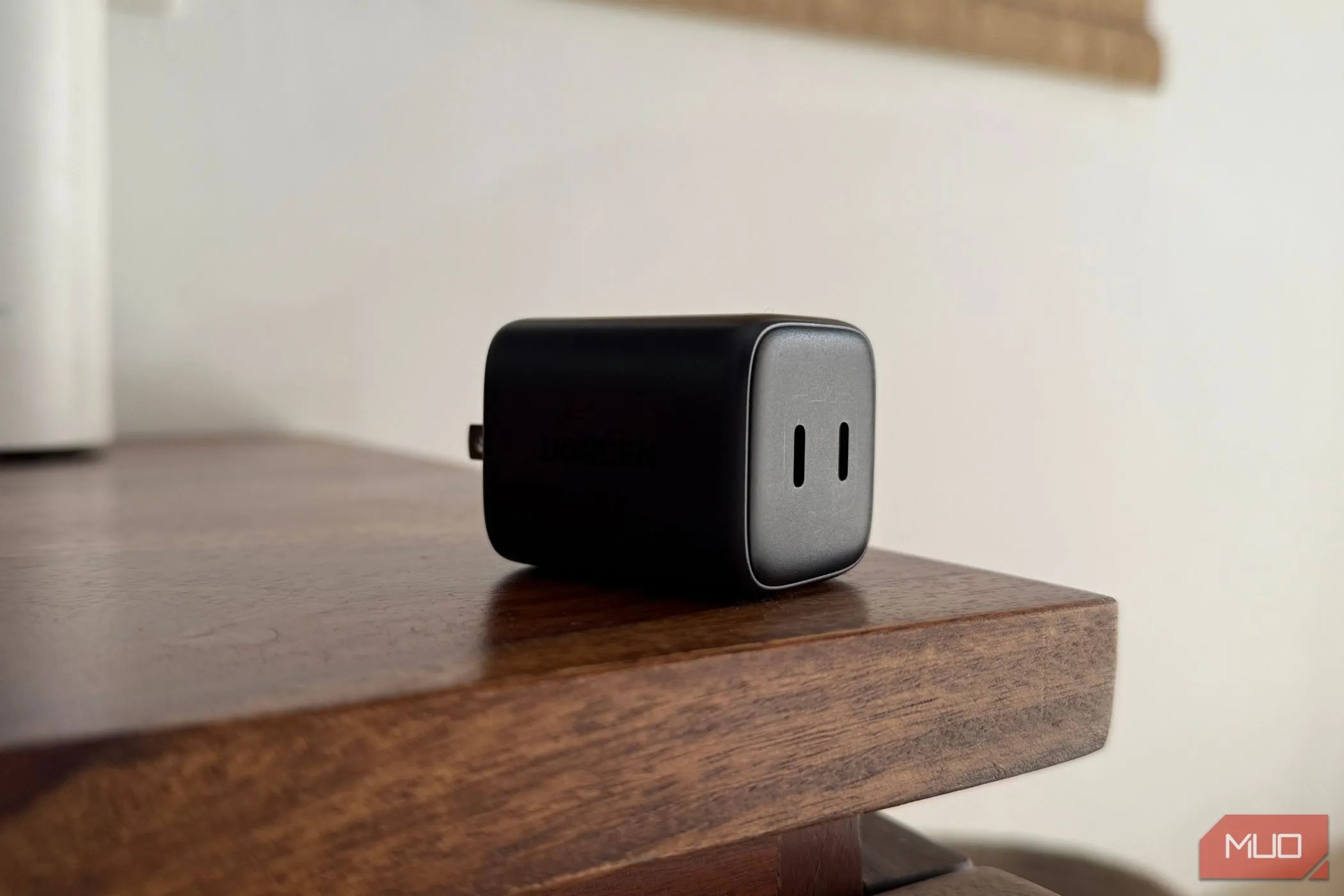 Củ sạc đa cổng USB-C và USB-A đặt trên bàn, thể hiện sự đa dạng của bộ sạc iPhone hiện nay.