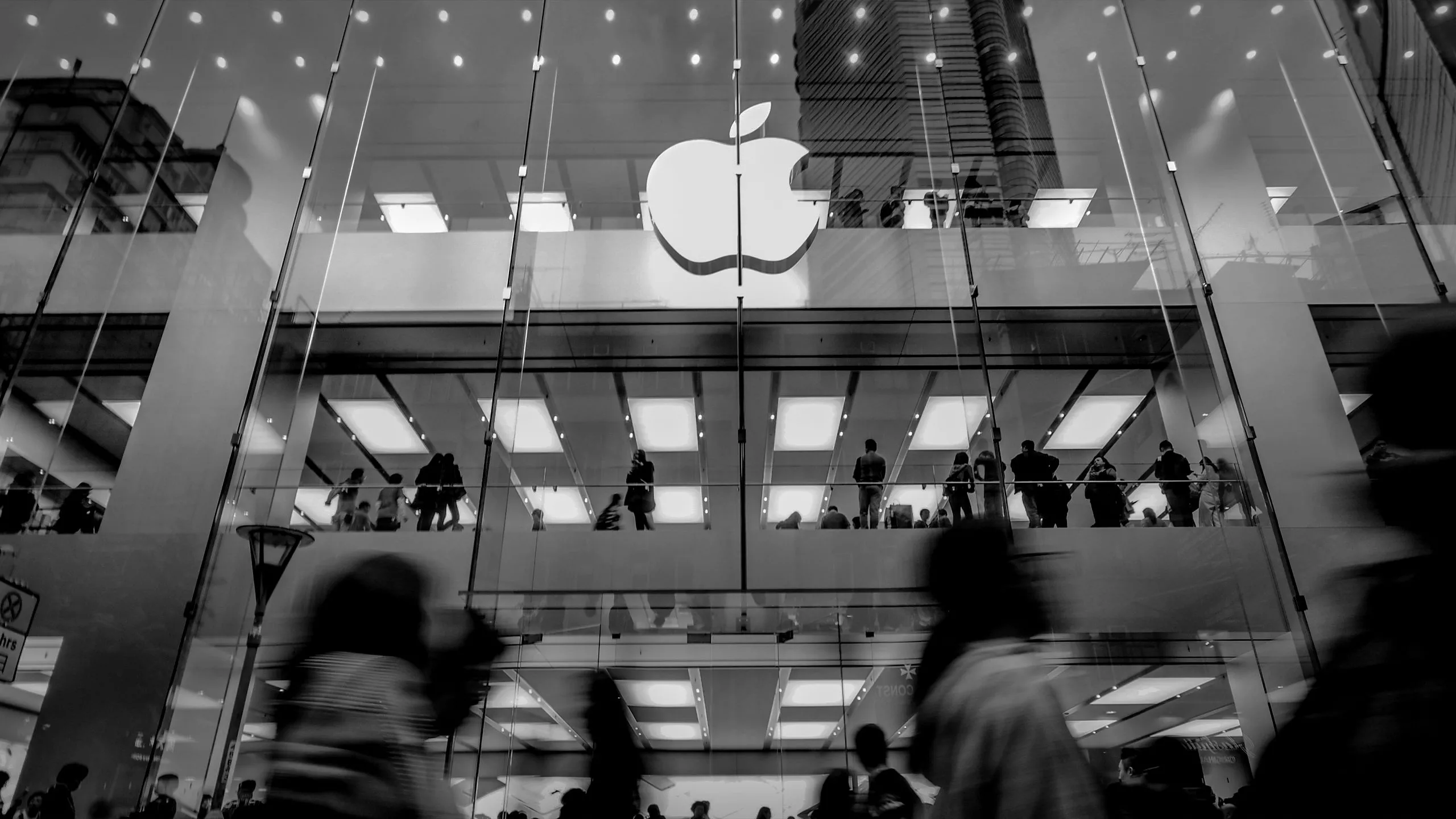 Cửa hàng Apple biểu tượng tại khu mua sắm, minh họa cho vụ kiện quyền riêng tư của Siri và khoản bồi thường trị giá 95 triệu USD