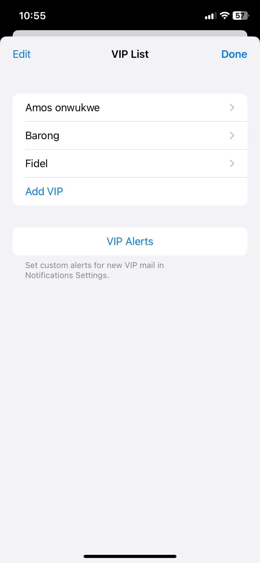 Danh sách các liên hệ VIP trong ứng dụng Apple Mail, giúp quản lý email ưu tiên.