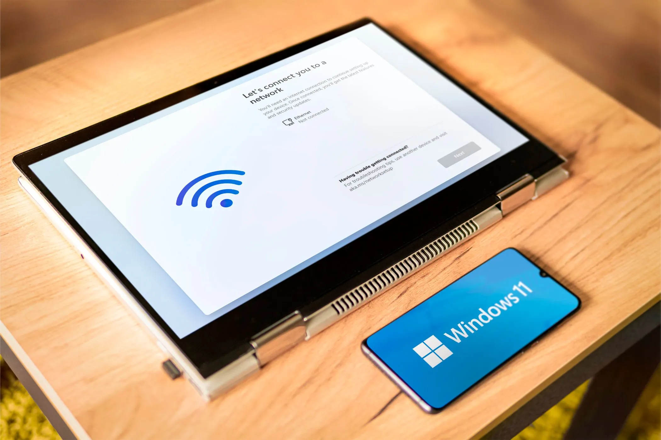 Điện thoại Android đang hiển thị logo Windows 11, tượng trưng cho khả năng điều khiển máy tính Windows 11 từ xa.