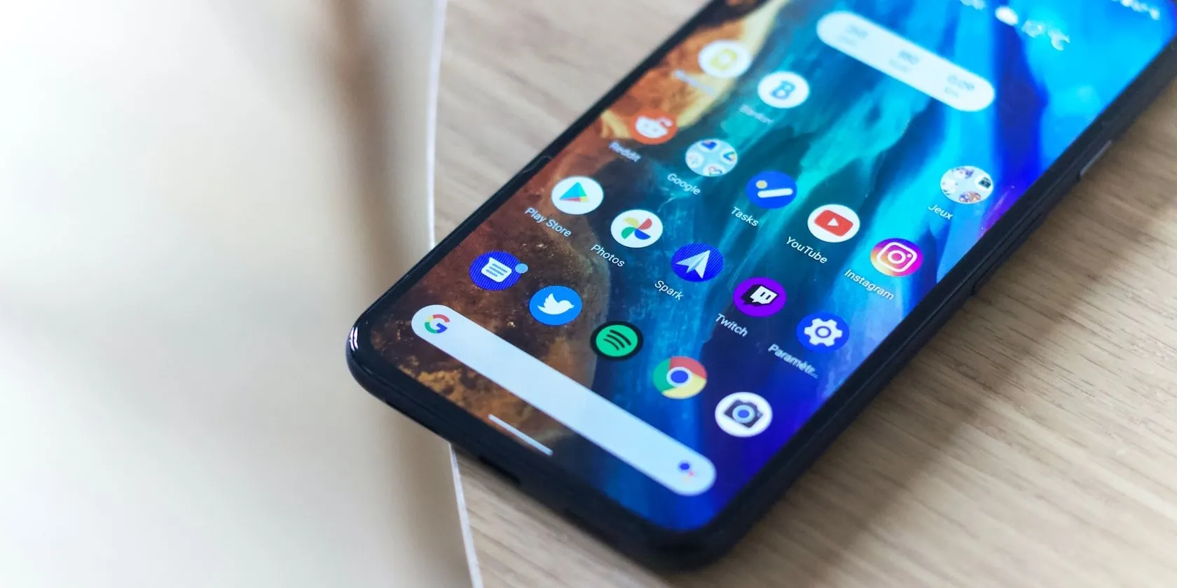 Điện thoại Android đang hiển thị màn hình chính với các ứng dụng