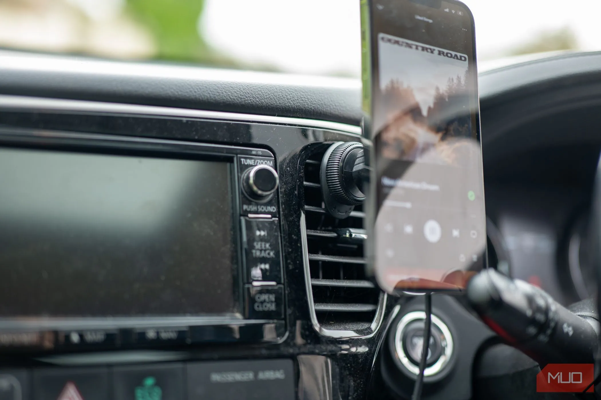 Điện thoại Android gắn trên giá đỡ Pitaka trong xe hơi, sử dụng như camera hành trình.