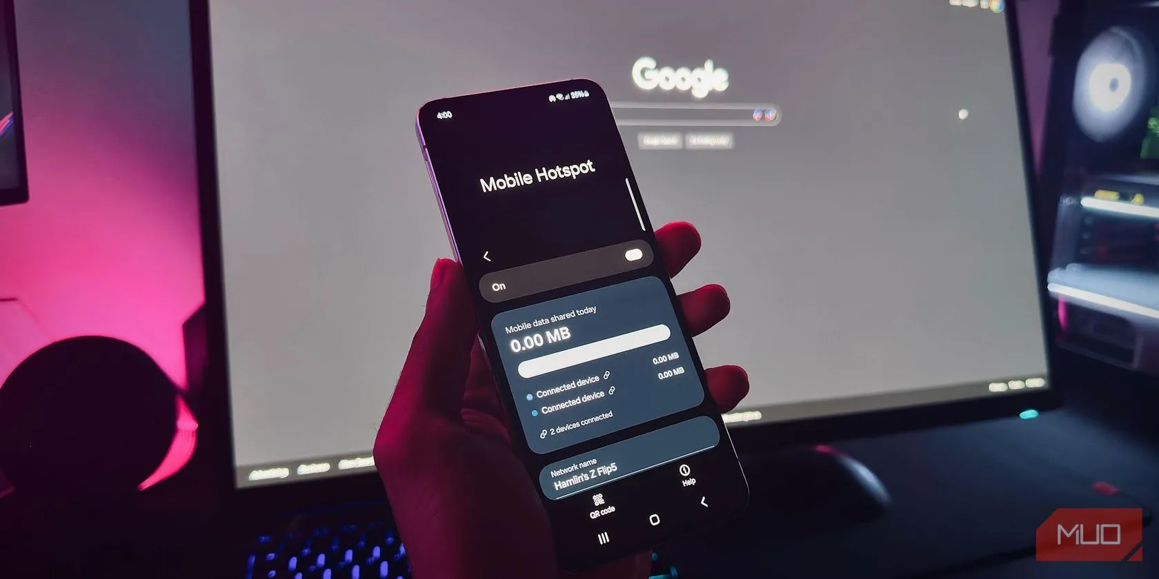 Điện thoại Android hiển thị tính năng Điểm truy cập cá nhân trước màn hình máy tính, minh họa việc đặt hotspot tối ưu