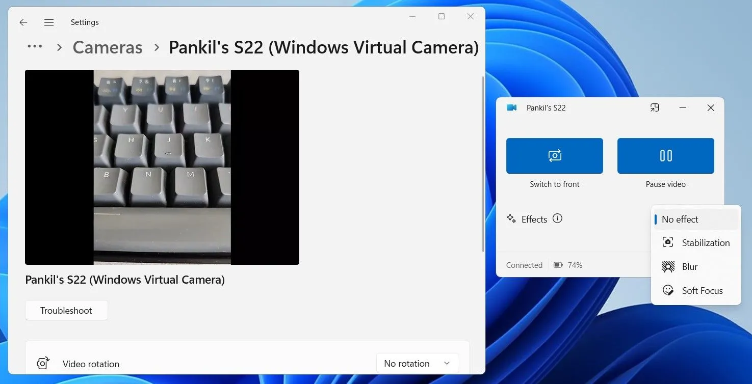 Điện thoại Android kết nối với máy tính chạy Windows 11, màn hình PC hiển thị cuộc gọi video đang sử dụng điện thoại làm webcam.