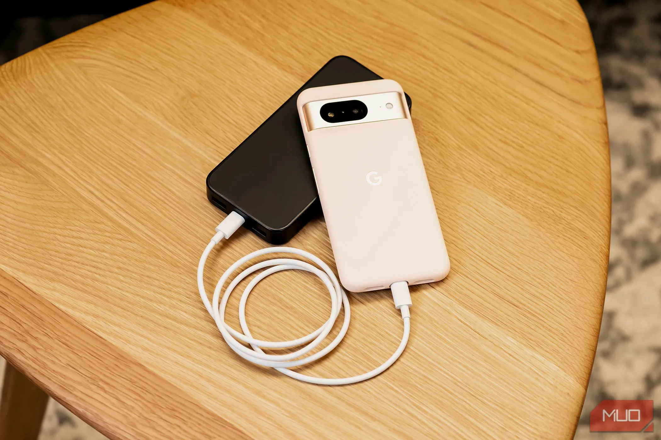 Điện thoại Google Pixel 8 đang sạc, minh họa vấn đề sạc chậm và pin không tối ưu