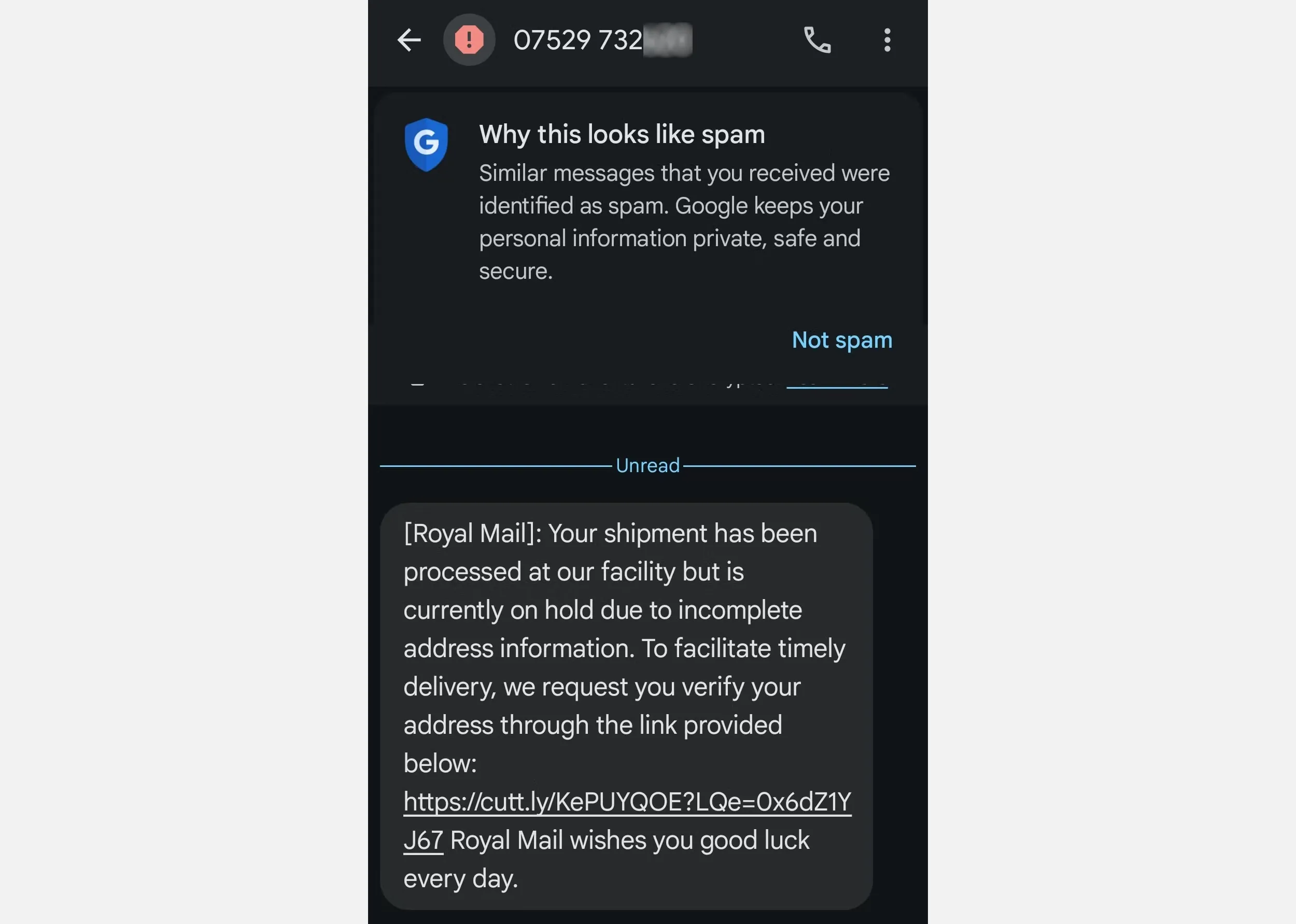 Điện thoại hiển thị một ví dụ tin nhắn smishing lừa đảo từ Royal Mail UK, yêu cầu thanh toán để giao hàng.