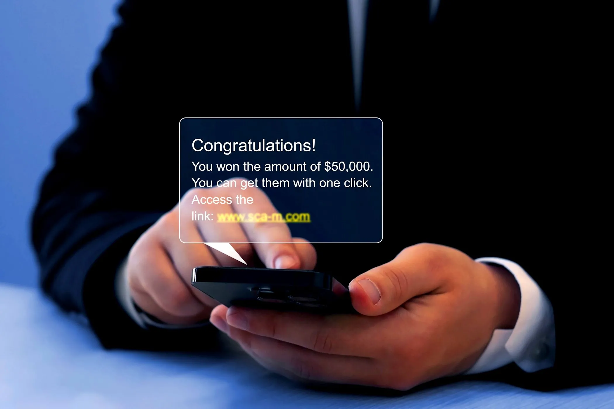 Điện thoại hiển thị tin nhắn smishing lừa đảo qua SMS với nội dung cảnh báo tài khoản ngân hàng bị khóa.