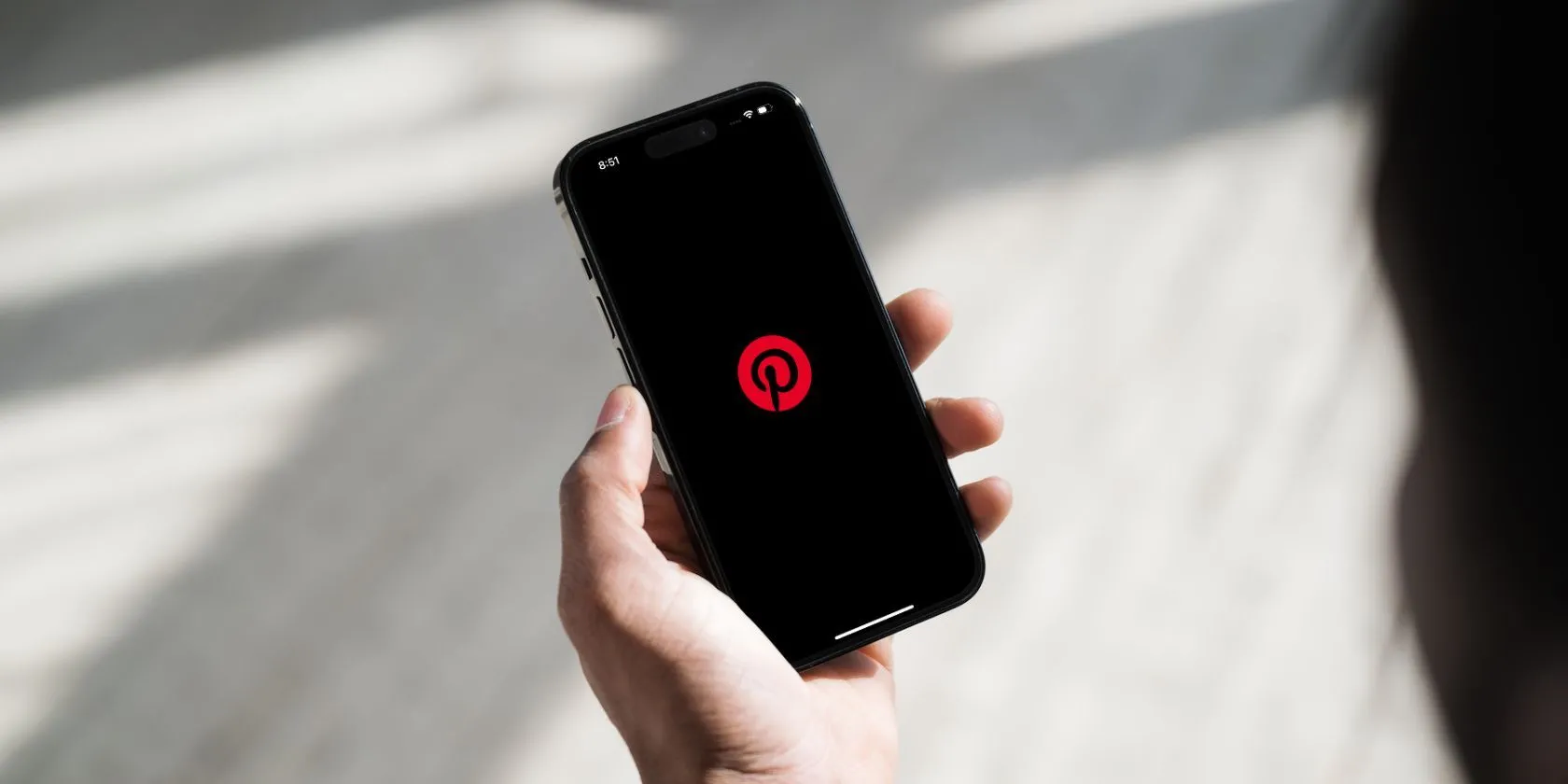 Điện thoại hiển thị ứng dụng Pinterest với giao diện Dark Mode được bật, người dùng đang tương tác với màn hình.